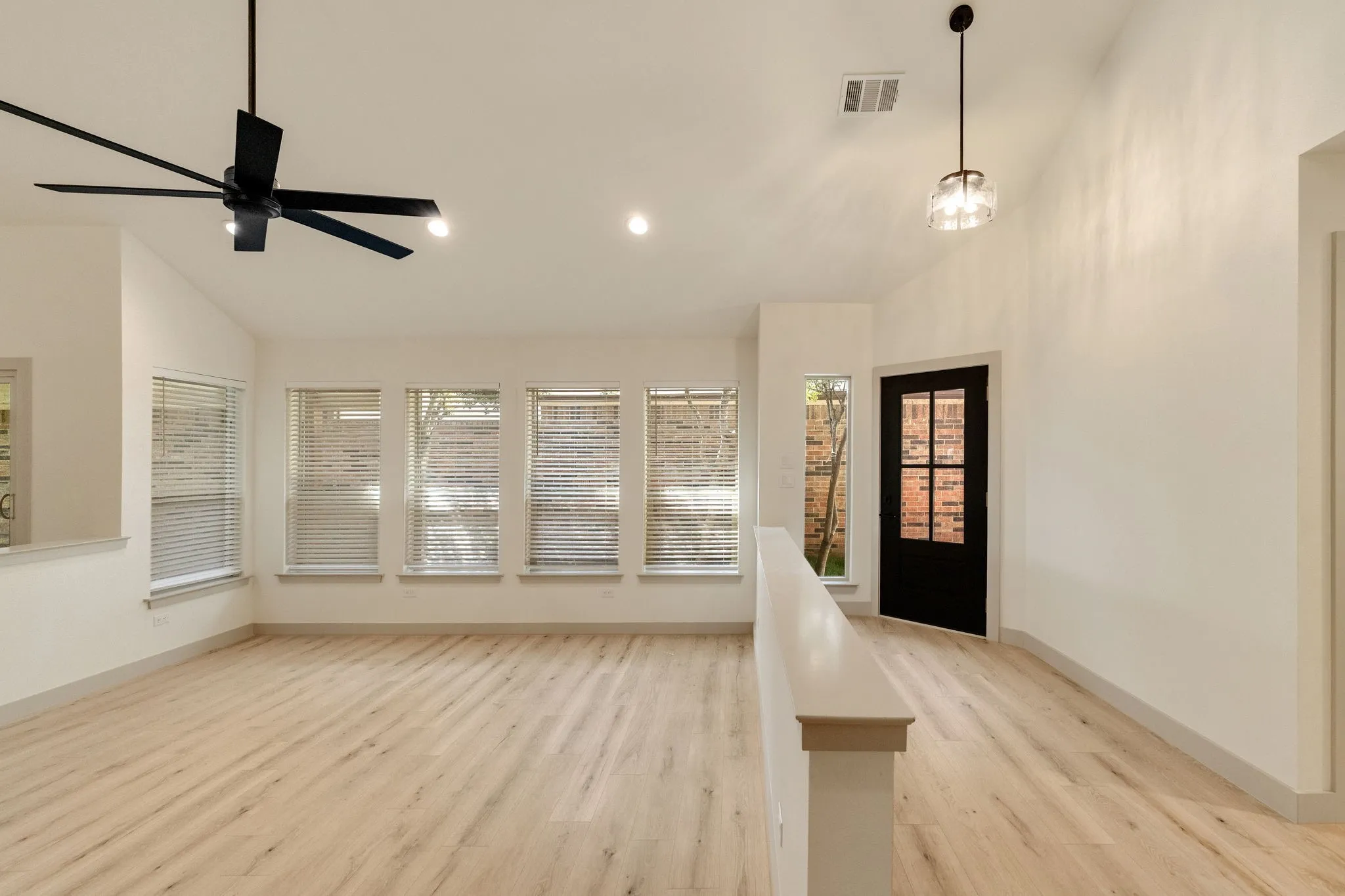 Single Family Residence For Rent in Dallas County , 16726 Cleary Circle, Dallas, Texas 75248, 3 Bedroom, 2 Bathroom, 2 Garage spaces, 1,925 Sqft, built in 1983, mls#21398632, Real Estate Agent in Dallas, Homes For Rent in Dallas county, Homes For Rent in Dallas, Realtor in Dallas Texas, Real Estate Brokerage Independent Realty Texas, Luminita Cordes Realtor