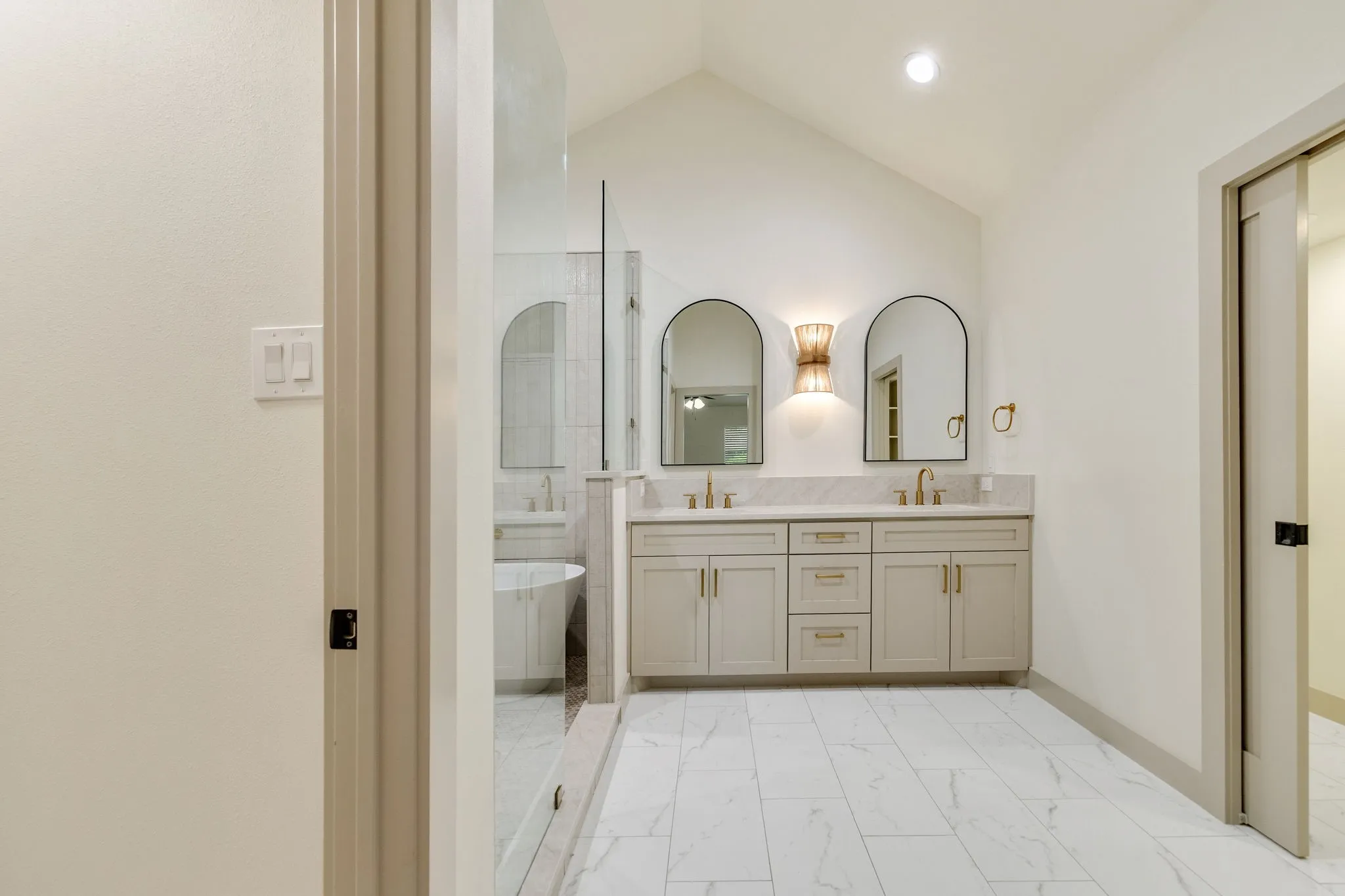Single Family Residence For Rent in Dallas County , 16726 Cleary Circle, Dallas, Texas 75248, 3 Bedroom, 2 Bathroom, 2 Garage spaces, 1,925 Sqft, built in 1983, mls#21398632, Real Estate Agent in Dallas, Homes For Rent in Dallas county, Homes For Rent in Dallas, Realtor in Dallas Texas, Real Estate Brokerage Independent Realty Texas, Luminita Cordes Realtor