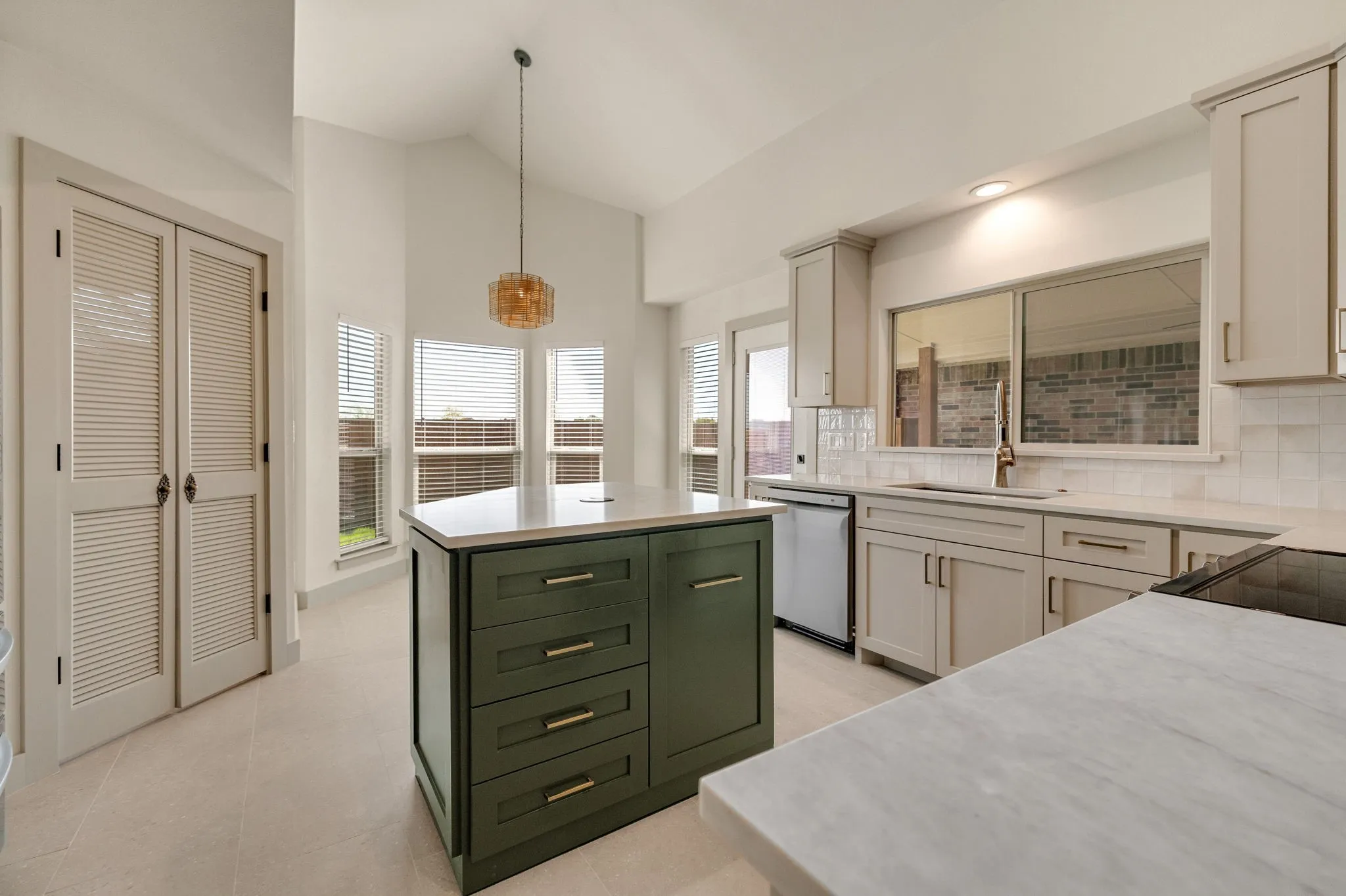 Single Family Residence For Rent in Dallas County , 16726 Cleary Circle, Dallas, Texas 75248, 3 Bedroom, 2 Bathroom, 2 Garage spaces, 1,925 Sqft, built in 1983, mls#21398632, Real Estate Agent in Dallas, Homes For Rent in Dallas county, Homes For Rent in Dallas, Realtor in Dallas Texas, Real Estate Brokerage Independent Realty Texas, Luminita Cordes Realtor