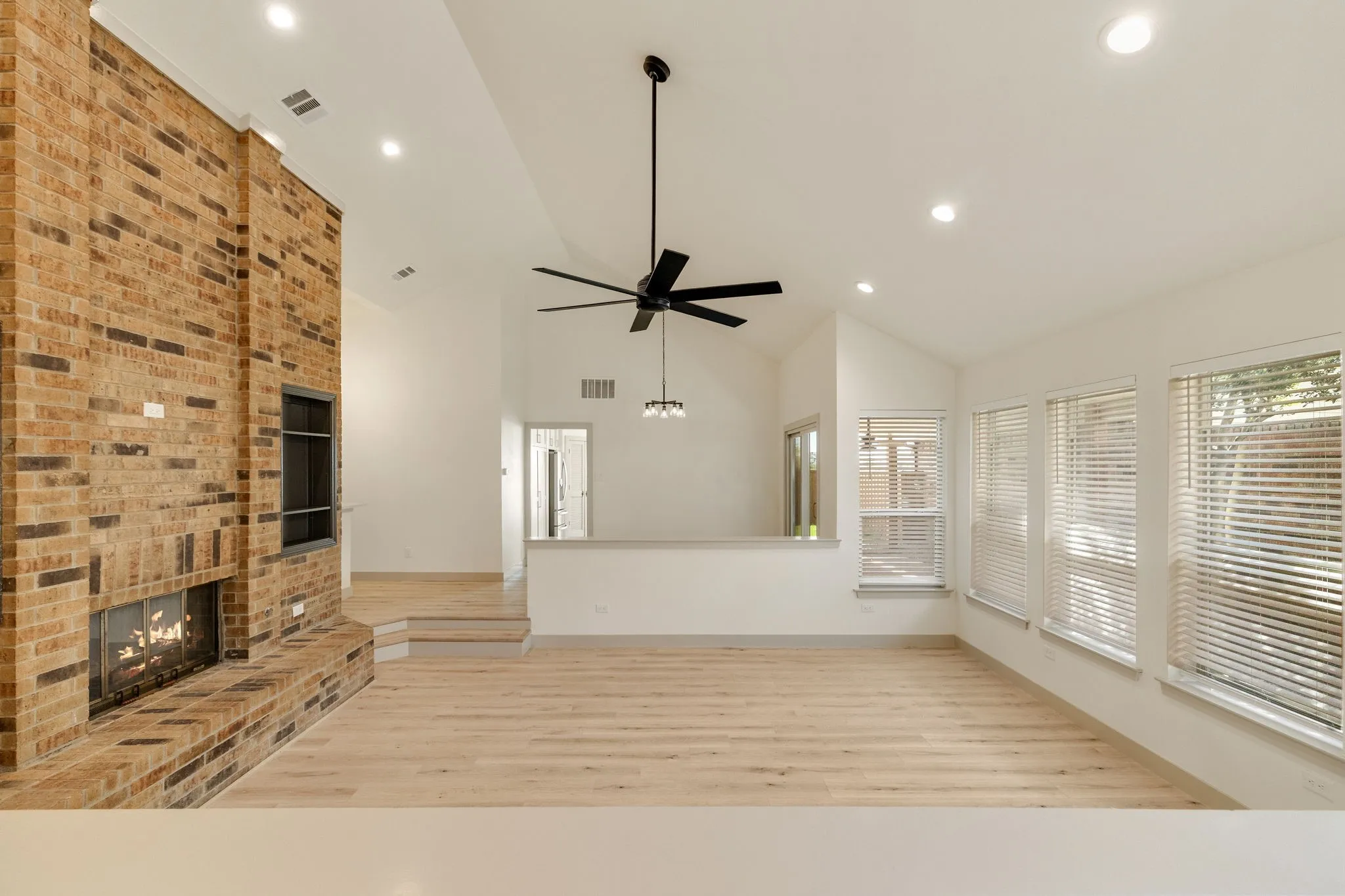 Single Family Residence For Rent in Dallas County , 16726 Cleary Circle, Dallas, Texas 75248, 3 Bedroom, 2 Bathroom, 2 Garage spaces, 1,925 Sqft, built in 1983, mls#21398632, Real Estate Agent in Dallas, Homes For Rent in Dallas county, Homes For Rent in Dallas, Realtor in Dallas Texas, Real Estate Brokerage Independent Realty Texas, Luminita Cordes Realtor
