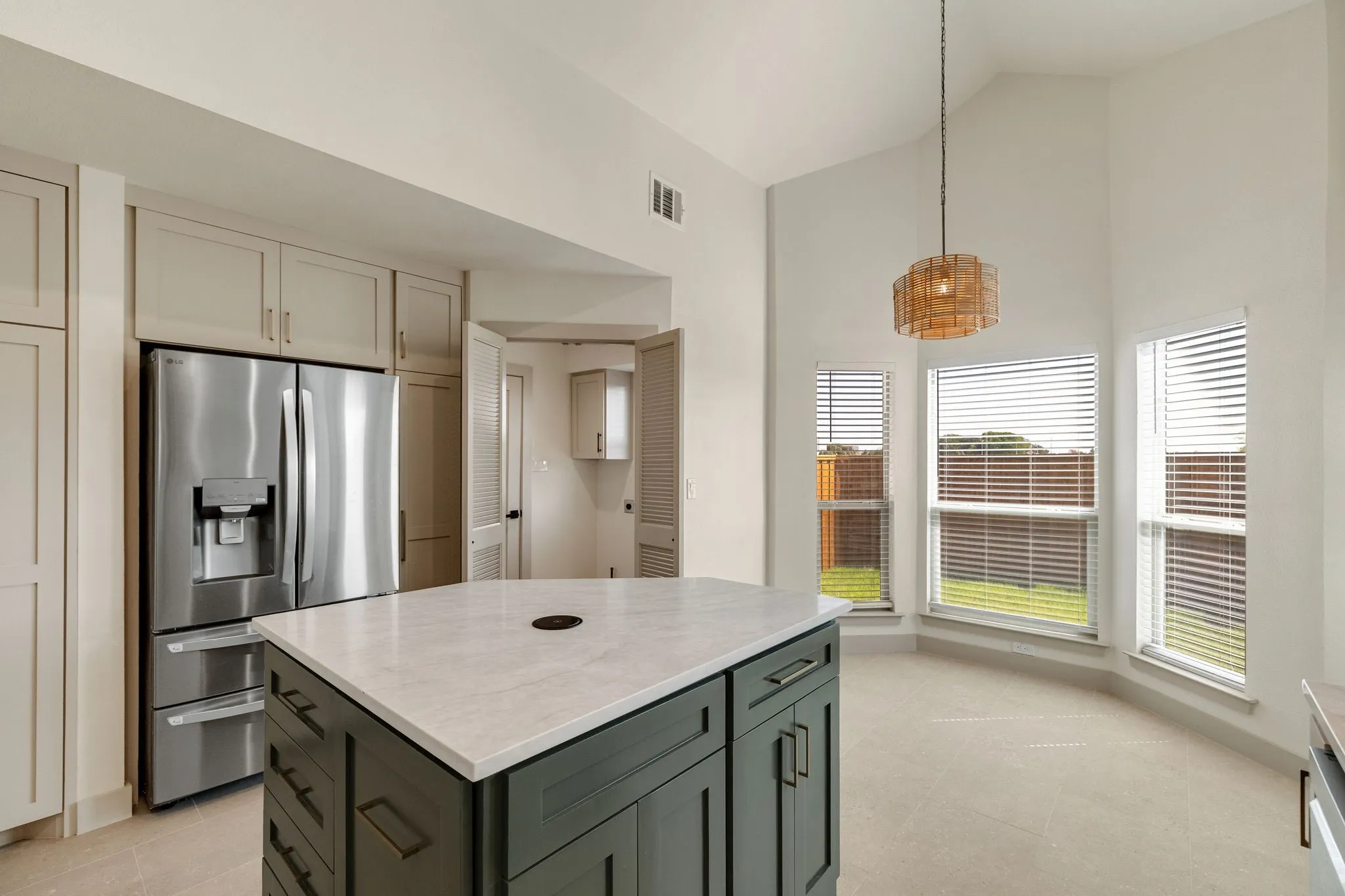 Single Family Residence For Rent in Dallas County , 16726 Cleary Circle, Dallas, Texas 75248, 3 Bedroom, 2 Bathroom, 2 Garage spaces, 1,925 Sqft, built in 1983, mls#21398632, Real Estate Agent in Dallas, Homes For Rent in Dallas county, Homes For Rent in Dallas, Realtor in Dallas Texas, Real Estate Brokerage Independent Realty Texas, Luminita Cordes Realtor