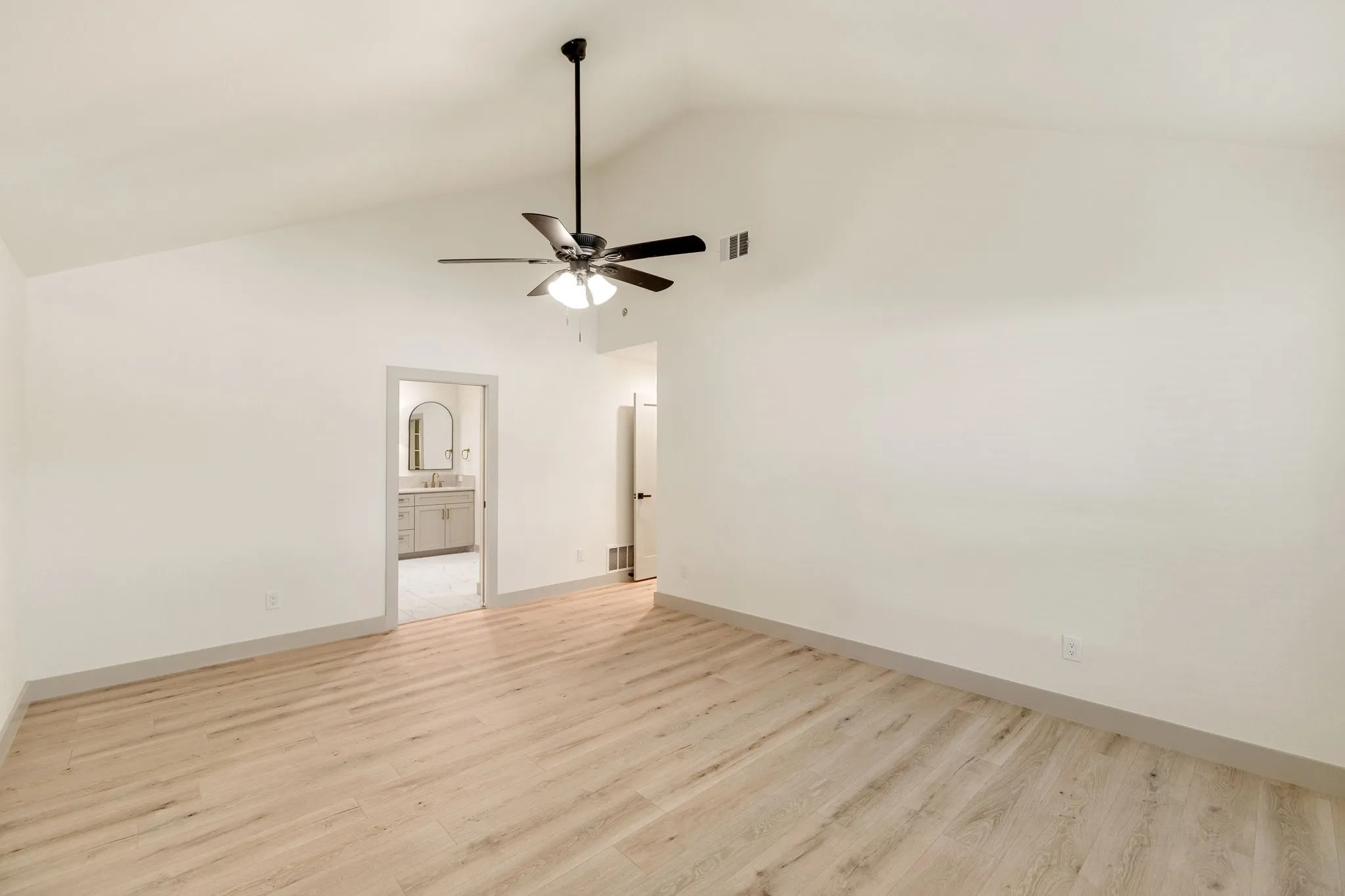 Single Family Residence For Rent in Dallas County , 16726 Cleary Circle, Dallas, Texas 75248, 3 Bedroom, 2 Bathroom, 2 Garage spaces, 1,925 Sqft, built in 1983, mls#21398632, Real Estate Agent in Dallas, Homes For Rent in Dallas county, Homes For Rent in Dallas, Realtor in Dallas Texas, Real Estate Brokerage Independent Realty Texas, Luminita Cordes Realtor