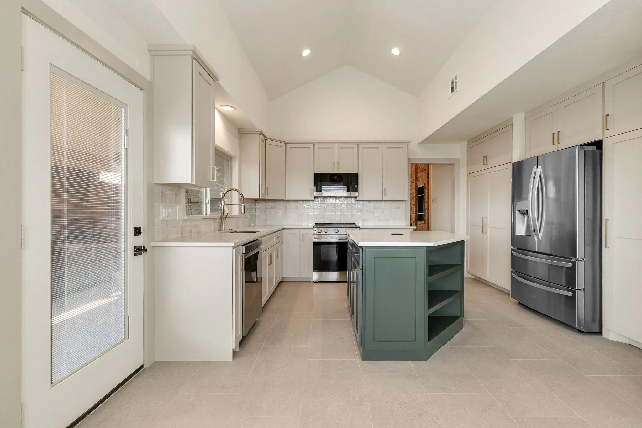 Single Family Residence For Rent in Dallas County , 16726 Cleary Circle, Dallas, Texas 75248, 3 Bedroom, 2 Bathroom, 2 Garage spaces, 1,925 Sqft, built in 1983, mls#21398632, Real Estate Agent in Dallas, Homes For Rent in Dallas county, Homes For Rent in Dallas, Realtor in Dallas Texas, Real Estate Brokerage Independent Realty Texas, Luminita Cordes Realtor