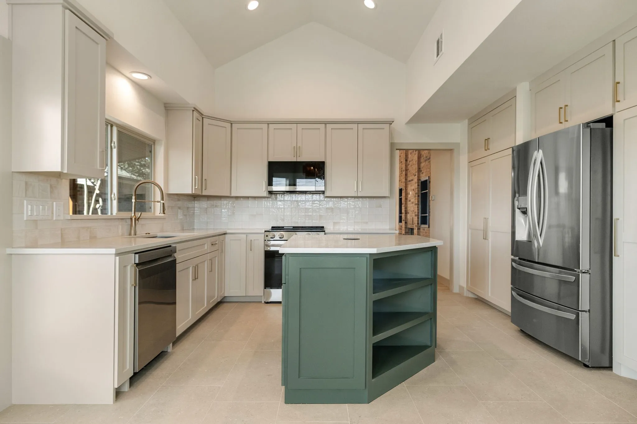 Single Family Residence For Rent in Dallas County , 16726 Cleary Circle, Dallas, Texas 75248, 3 Bedroom, 2 Bathroom, 2 Garage spaces, 1,925 Sqft, built in 1983, mls#21398632, Real Estate Agent in Dallas, Homes For Rent in Dallas county, Homes For Rent in Dallas, Realtor in Dallas Texas, Real Estate Brokerage Independent Realty Texas, Luminita Cordes Realtor