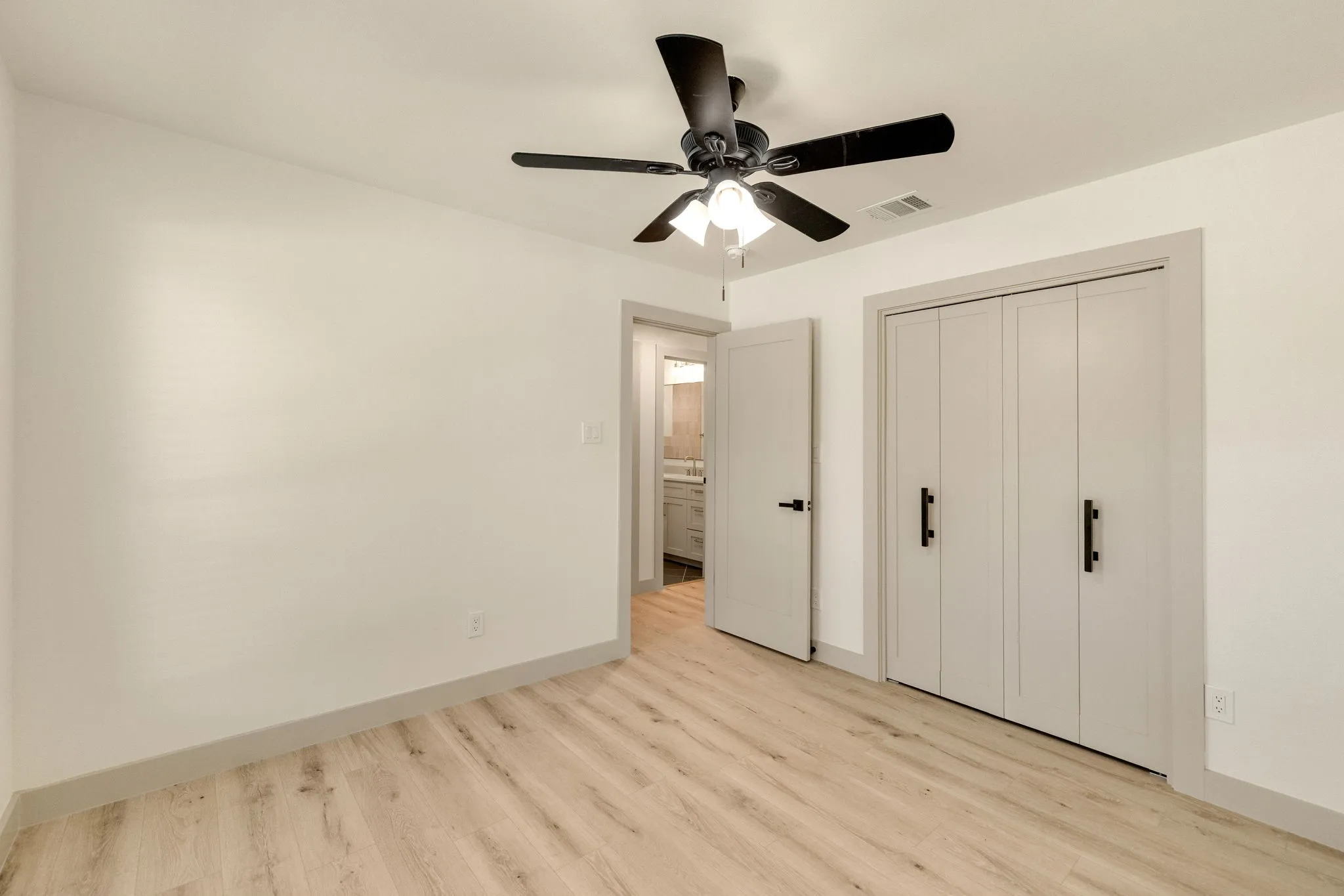 Single Family Residence For Rent in Dallas County , 16726 Cleary Circle, Dallas, Texas 75248, 3 Bedroom, 2 Bathroom, 2 Garage spaces, 1,925 Sqft, built in 1983, mls#21398632, Real Estate Agent in Dallas, Homes For Rent in Dallas county, Homes For Rent in Dallas, Realtor in Dallas Texas, Real Estate Brokerage Independent Realty Texas, Luminita Cordes Realtor