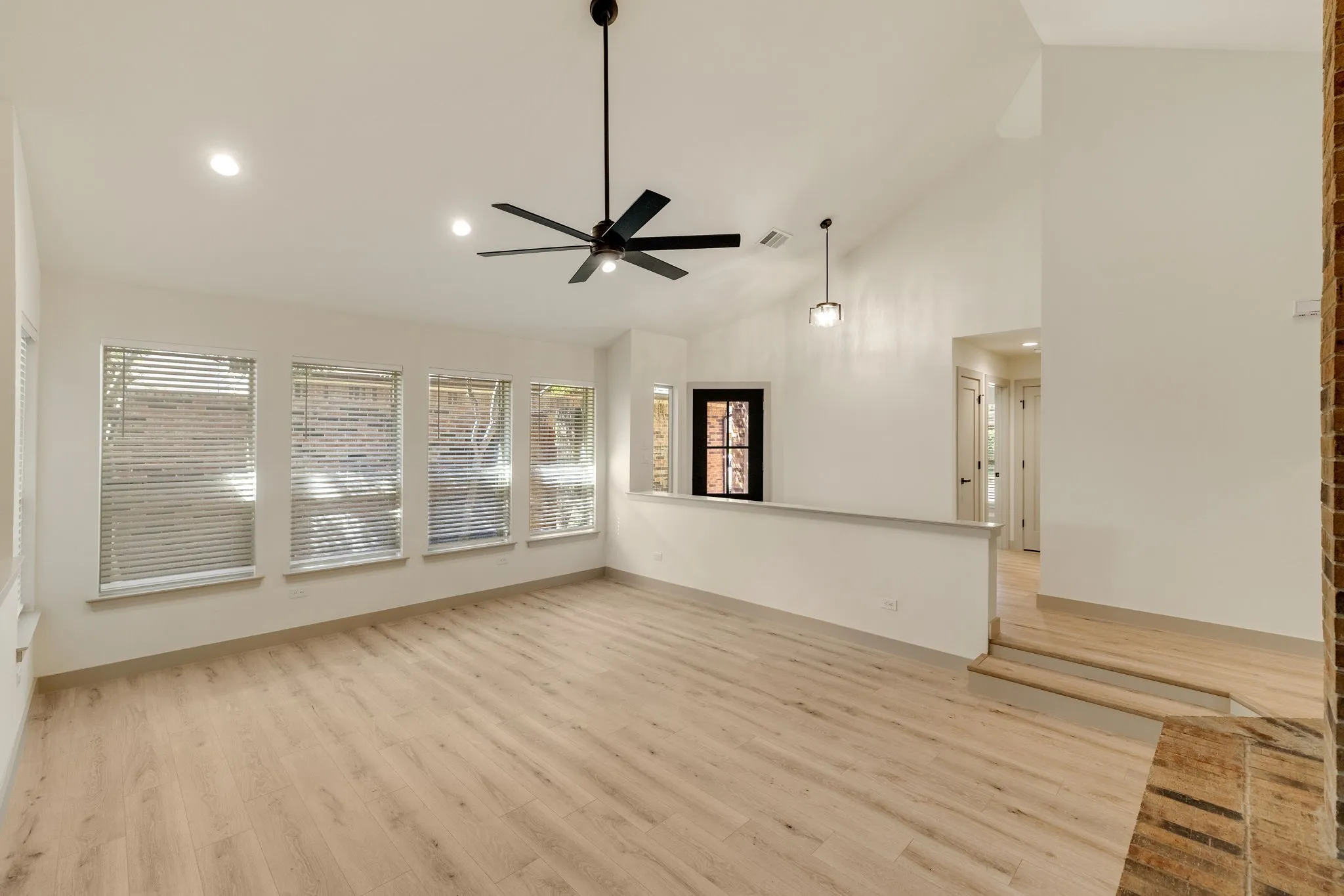 Single Family Residence For Rent in Dallas County , 16726 Cleary Circle, Dallas, Texas 75248, 3 Bedroom, 2 Bathroom, 2 Garage spaces, 1,925 Sqft, built in 1983, mls#21398632, Real Estate Agent in Dallas, Homes For Rent in Dallas county, Homes For Rent in Dallas, Realtor in Dallas Texas, Real Estate Brokerage Independent Realty Texas, Luminita Cordes Realtor