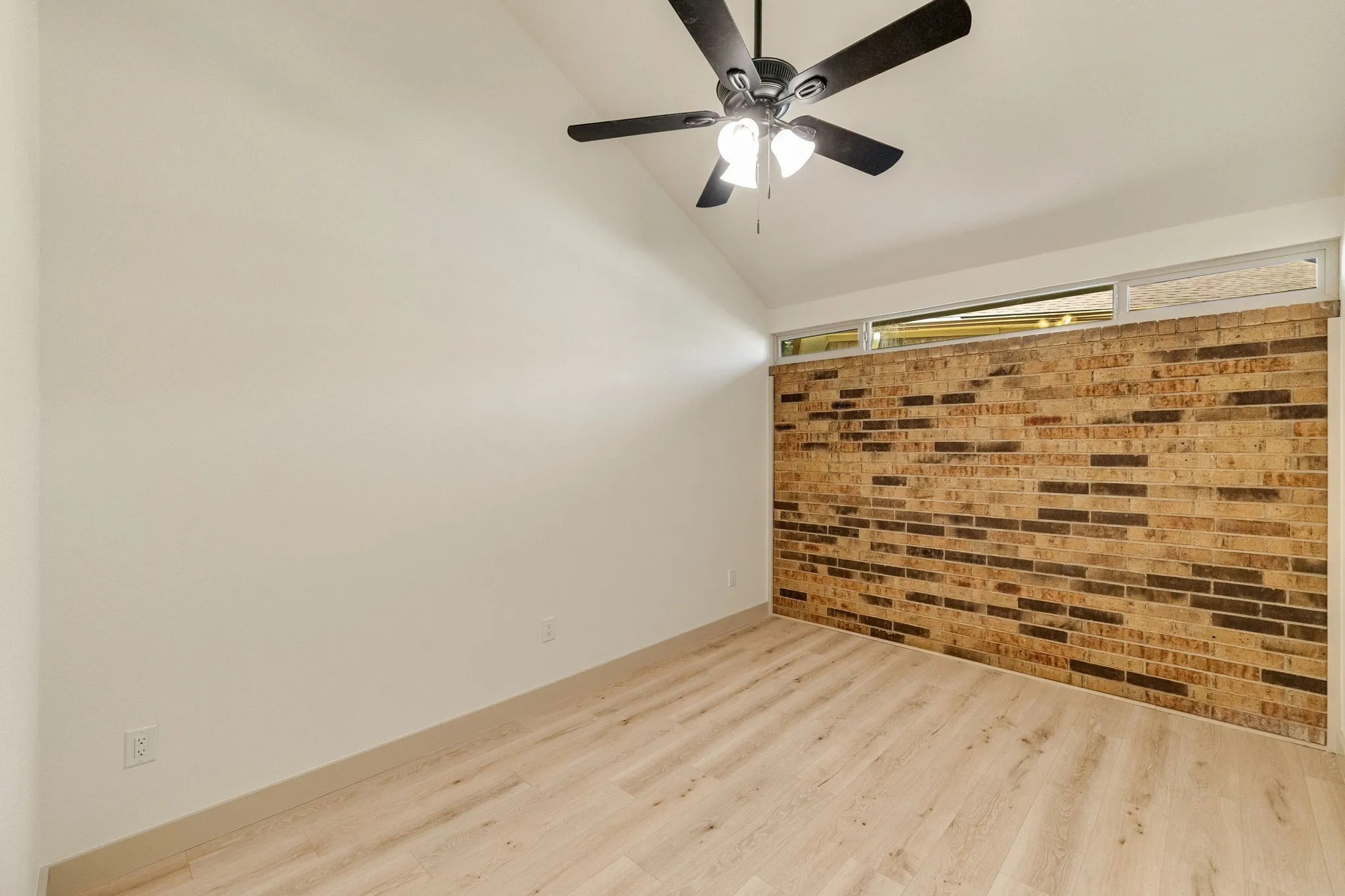 Single Family Residence For Rent in Dallas County , 16726 Cleary Circle, Dallas, Texas 75248, 3 Bedroom, 2 Bathroom, 2 Garage spaces, 1,925 Sqft, built in 1983, mls#21398632, Real Estate Agent in Dallas, Homes For Rent in Dallas county, Homes For Rent in Dallas, Realtor in Dallas Texas, Real Estate Brokerage Independent Realty Texas, Luminita Cordes Realtor