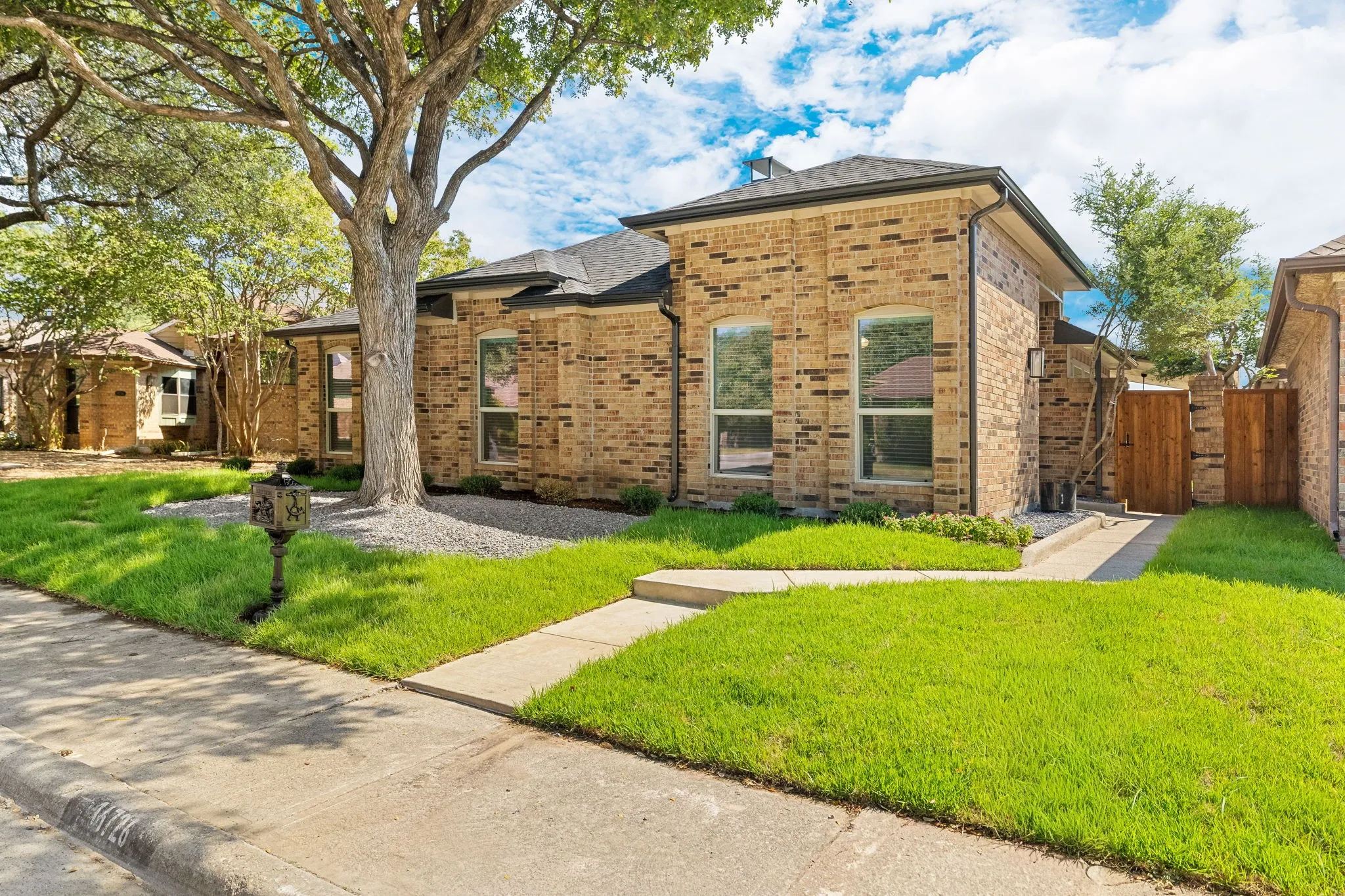 Single Family Residence For Rent in Dallas County , 16726 Cleary Circle, Dallas, Texas 75248, 3 Bedroom, 2 Bathroom, 2 Garage spaces, 1,925 Sqft, built in 1983, mls#21398632, Real Estate Agent in Dallas, Homes For Rent in Dallas county, Homes For Rent in Dallas, Realtor in Dallas Texas, Real Estate Brokerage Independent Realty Texas, Luminita Cordes Realtor
