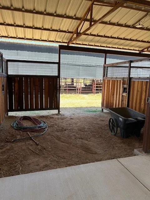 Oversized Stalls