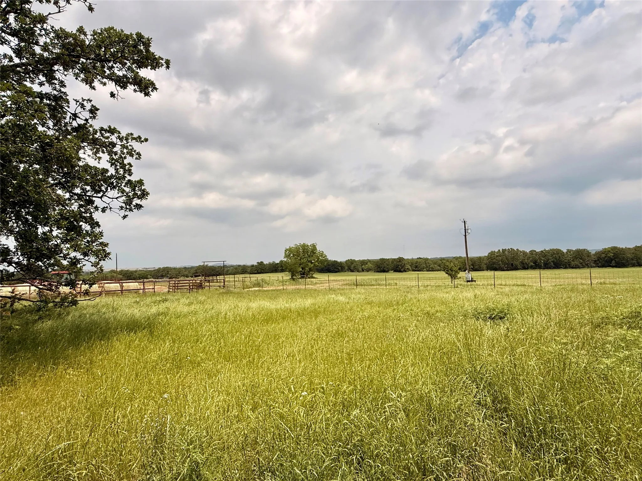 Farm For Sale in Montague County , 2886 TX-59 Highway S, Bowie, Texas 76230, 2 Bedroom, 2 Bathroom, Garage spaces, 1,276 Sqft, built in 1940, mls#21397280, Real Estate Agent in Bowie, Homes For Sale in Montague county, Homes For Sale in Bowie, Realtor in Bowie Texas, Real Estate Brokerage Independent Realty Texas, Luminita Cordes Realtor