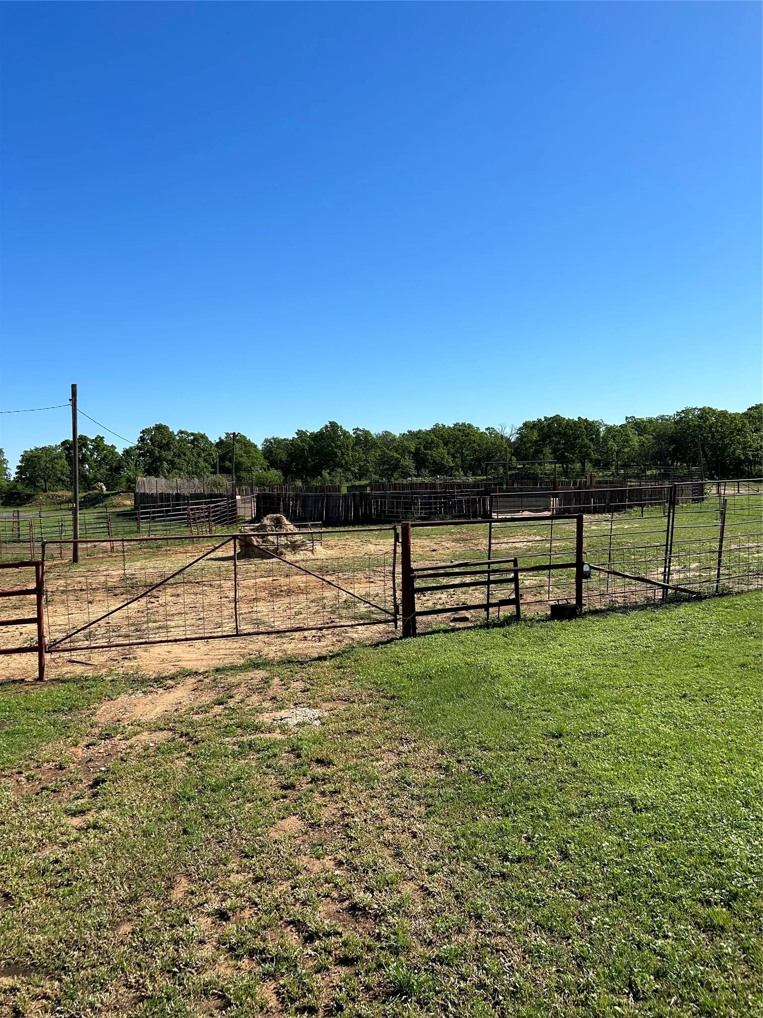 Farm For Sale in Montague County , 2886 TX-59 Highway S, Bowie, Texas 76230, 2 Bedroom, 2 Bathroom, Garage spaces, 1,276 Sqft, built in 1940, mls#21397280, Real Estate Agent in Bowie, Homes For Sale in Montague county, Homes For Sale in Bowie, Realtor in Bowie Texas, Real Estate Brokerage Independent Realty Texas, Luminita Cordes Realtor