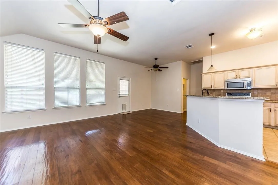Single Family Residence For Rent in Collin County , 5812 Pinyon Drive, Mc Kinney, Texas 75070, 3 Bedroom, 2 Bathroom, 2 Garage spaces, 1,604 Sqft, built in 2000, mls#21398663, Real Estate Agent in Mc Kinney, Homes For Rent in Collin county, Homes For Rent in Mc Kinney, Realtor in Mc Kinney Texas, Real Estate Brokerage Independent Realty Texas, Luminita Cordes Realtor