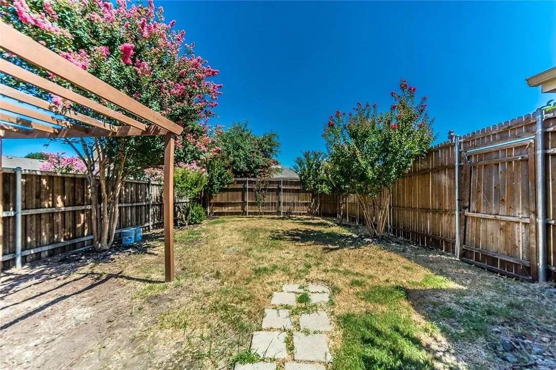 Single Family Residence For Rent in Collin County , 5812 Pinyon Drive, Mc Kinney, Texas 75070, 3 Bedroom, 2 Bathroom, 2 Garage spaces, 1,604 Sqft, built in 2000, mls#21398663, Real Estate Agent in Mc Kinney, Homes For Rent in Collin county, Homes For Rent in Mc Kinney, Realtor in Mc Kinney Texas, Real Estate Brokerage Independent Realty Texas, Luminita Cordes Realtor