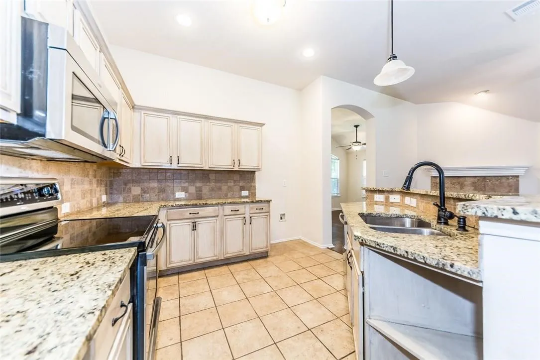 Single Family Residence For Rent in Collin County , 5812 Pinyon Drive, Mc Kinney, Texas 75070, 3 Bedroom, 2 Bathroom, 2 Garage spaces, 1,604 Sqft, built in 2000, mls#21398663, Real Estate Agent in Mc Kinney, Homes For Rent in Collin county, Homes For Rent in Mc Kinney, Realtor in Mc Kinney Texas, Real Estate Brokerage Independent Realty Texas, Luminita Cordes Realtor