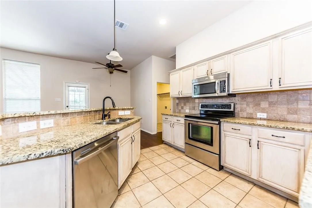 Single Family Residence For Rent in Collin County , 5812 Pinyon Drive, Mc Kinney, Texas 75070, 3 Bedroom, 2 Bathroom, 2 Garage spaces, 1,604 Sqft, built in 2000, mls#21398663, Real Estate Agent in Mc Kinney, Homes For Rent in Collin county, Homes For Rent in Mc Kinney, Realtor in Mc Kinney Texas, Real Estate Brokerage Independent Realty Texas, Luminita Cordes Realtor
