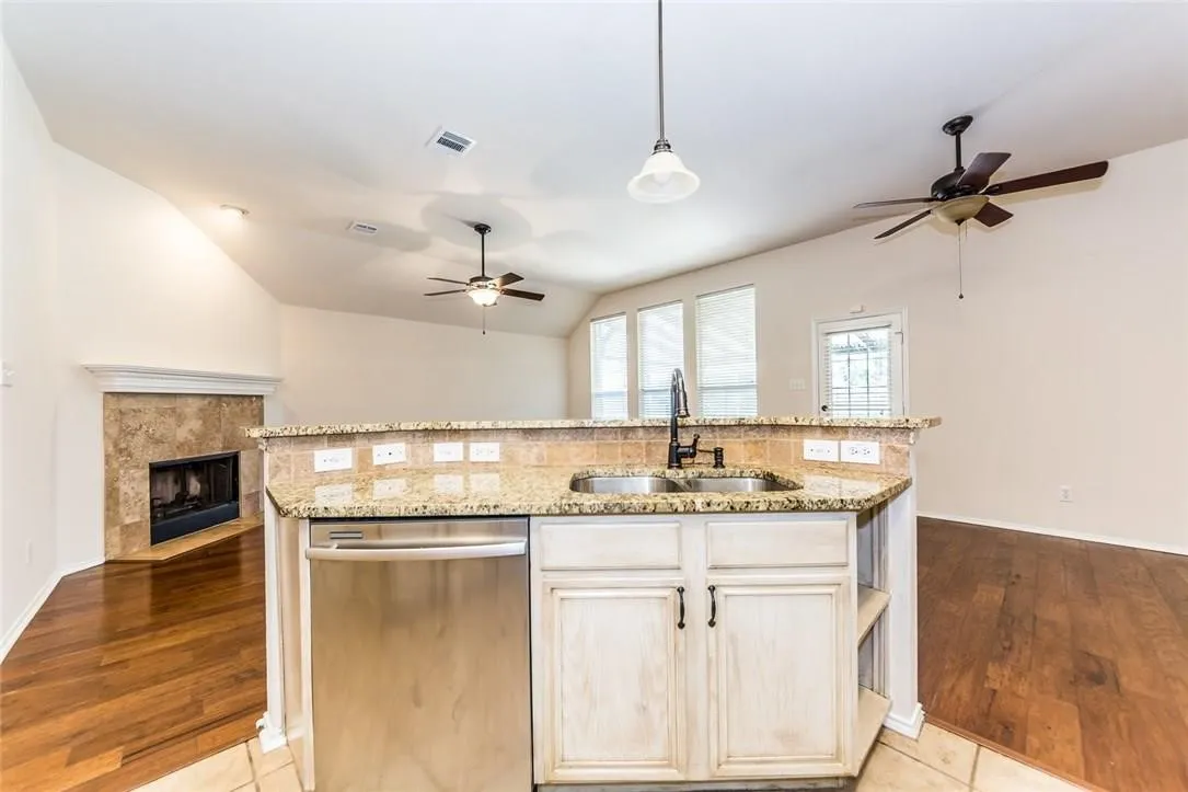 Single Family Residence For Rent in Collin County , 5812 Pinyon Drive, Mc Kinney, Texas 75070, 3 Bedroom, 2 Bathroom, 2 Garage spaces, 1,604 Sqft, built in 2000, mls#21398663, Real Estate Agent in Mc Kinney, Homes For Rent in Collin county, Homes For Rent in Mc Kinney, Realtor in Mc Kinney Texas, Real Estate Brokerage Independent Realty Texas, Luminita Cordes Realtor