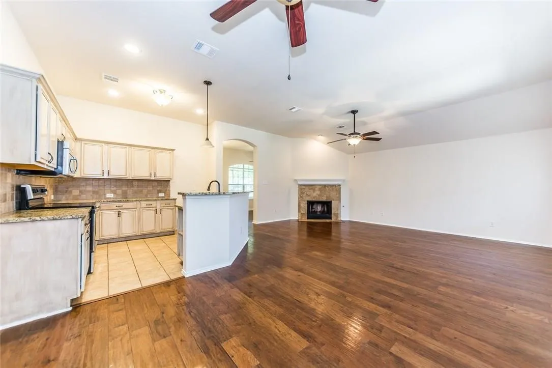 Single Family Residence For Rent in Collin County , 5812 Pinyon Drive, Mc Kinney, Texas 75070, 3 Bedroom, 2 Bathroom, 2 Garage spaces, 1,604 Sqft, built in 2000, mls#21398663, Real Estate Agent in Mc Kinney, Homes For Rent in Collin county, Homes For Rent in Mc Kinney, Realtor in Mc Kinney Texas, Real Estate Brokerage Independent Realty Texas, Luminita Cordes Realtor