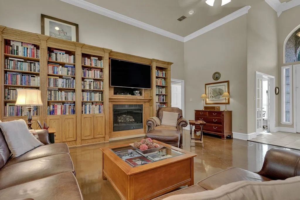 Single Family Residence For Sale in Smith County , 209 Clubview, Hideaway, Texas 75771, 3 Bedroom, 4 Bathroom, 2 Garage spaces, 3,100 Sqft, built in 2002, mls#21398617, Real Estate Agent in Hideaway, Homes For Sale in Smith county, Homes For Sale in Hideaway, Realtor in Hideaway Texas, Real Estate Brokerage Independent Realty Texas, Luminita Cordes Realtor