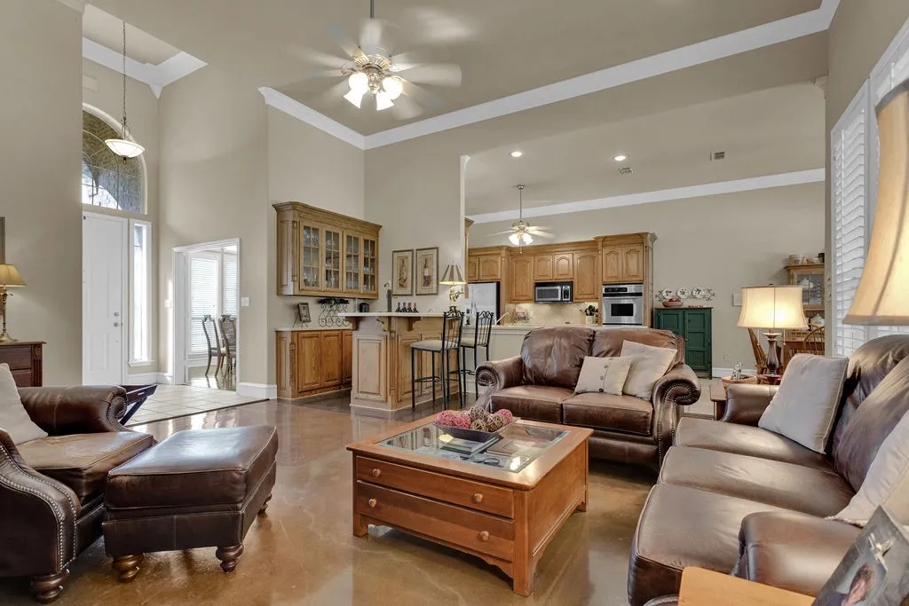 Single Family Residence For Sale in Smith County , 209 Clubview, Hideaway, Texas 75771, 3 Bedroom, 4 Bathroom, 2 Garage spaces, 3,100 Sqft, built in 2002, mls#21398617, Real Estate Agent in Hideaway, Homes For Sale in Smith county, Homes For Sale in Hideaway, Realtor in Hideaway Texas, Real Estate Brokerage Independent Realty Texas, Luminita Cordes Realtor