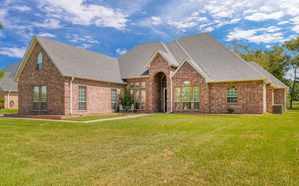 Single Family Residence For Sale in Smith County , 209 Clubview, Hideaway, Texas 75771, 3 Bedroom, 4 Bathroom, 2 Garage spaces, 3,100 Sqft, built in 2002, mls#21398617, Real Estate Agent in Hideaway, Homes For Sale in Smith county, Homes For Sale in Hideaway, Realtor in Hideaway Texas, Real Estate Brokerage Independent Realty Texas, Luminita Cordes Realtor