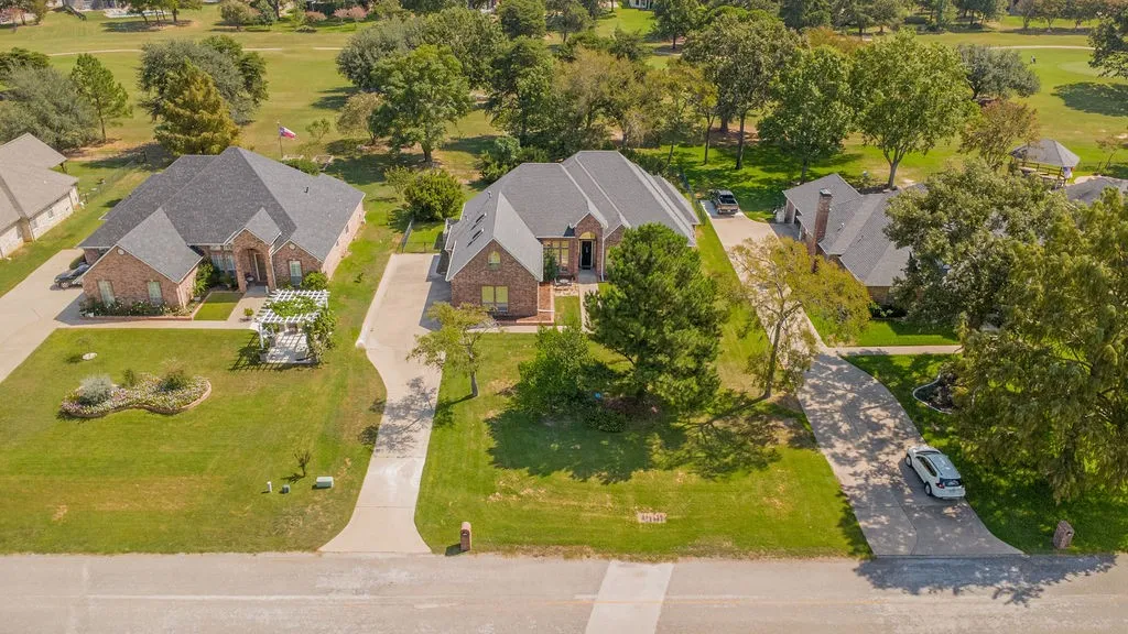 Single Family Residence For Sale in Smith County , 209 Clubview, Hideaway, Texas 75771, 3 Bedroom, 4 Bathroom, 2 Garage spaces, 3,100 Sqft, built in 2002, mls#21398617, Real Estate Agent in Hideaway, Homes For Sale in Smith county, Homes For Sale in Hideaway, Realtor in Hideaway Texas, Real Estate Brokerage Independent Realty Texas, Luminita Cordes Realtor