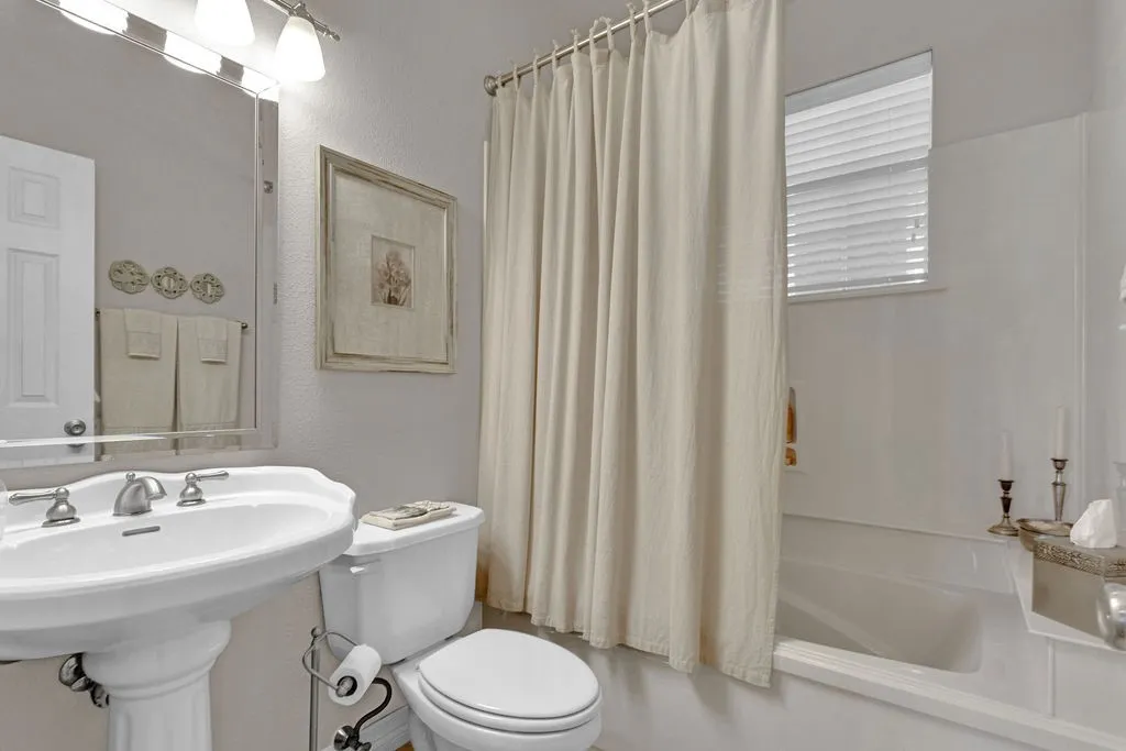Single Family Residence For Sale in Smith County , 209 Clubview, Hideaway, Texas 75771, 3 Bedroom, 4 Bathroom, 2 Garage spaces, 3,100 Sqft, built in 2002, mls#21398617, Real Estate Agent in Hideaway, Homes For Sale in Smith county, Homes For Sale in Hideaway, Realtor in Hideaway Texas, Real Estate Brokerage Independent Realty Texas, Luminita Cordes Realtor