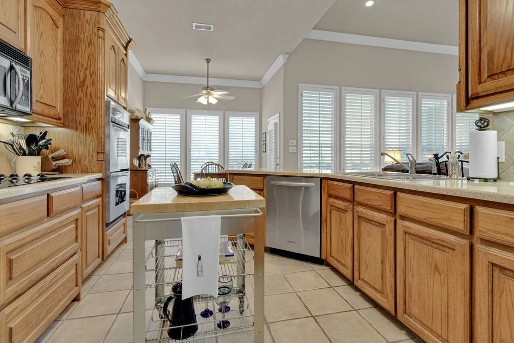 Single Family Residence For Sale in Smith County , 209 Clubview, Hideaway, Texas 75771, 3 Bedroom, 4 Bathroom, 2 Garage spaces, 3,100 Sqft, built in 2002, mls#21398617, Real Estate Agent in Hideaway, Homes For Sale in Smith county, Homes For Sale in Hideaway, Realtor in Hideaway Texas, Real Estate Brokerage Independent Realty Texas, Luminita Cordes Realtor