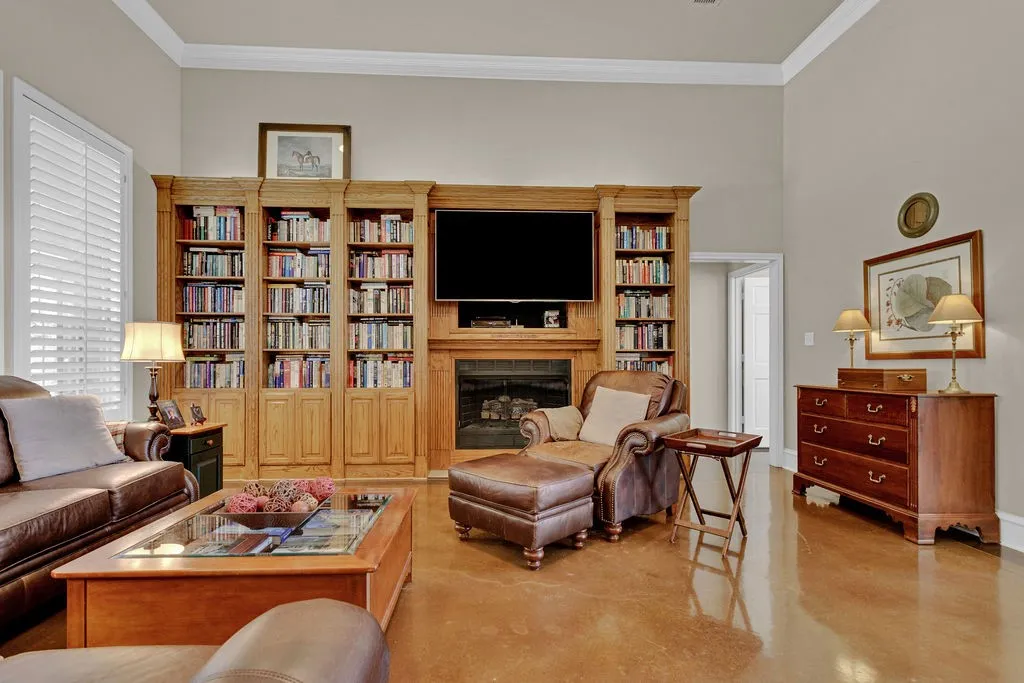 Single Family Residence For Sale in Smith County , 209 Clubview, Hideaway, Texas 75771, 3 Bedroom, 4 Bathroom, 2 Garage spaces, 3,100 Sqft, built in 2002, mls#21398617, Real Estate Agent in Hideaway, Homes For Sale in Smith county, Homes For Sale in Hideaway, Realtor in Hideaway Texas, Real Estate Brokerage Independent Realty Texas, Luminita Cordes Realtor