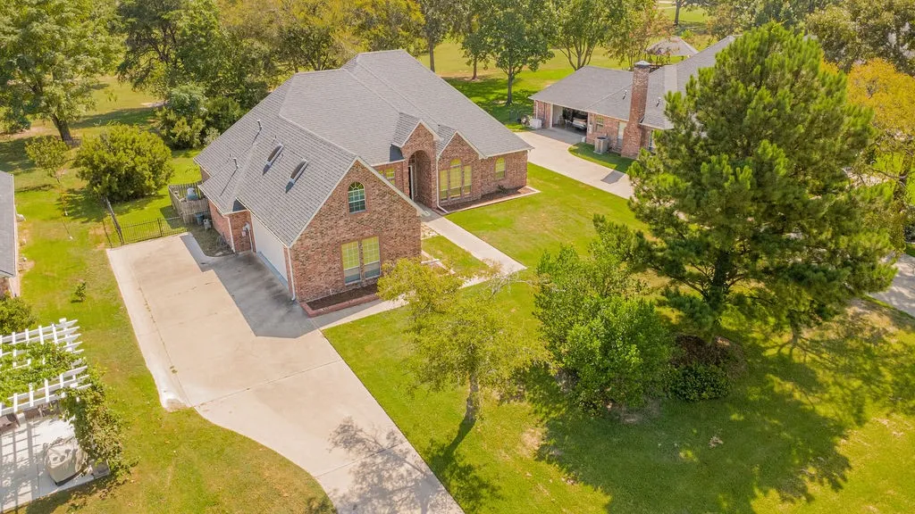 Single Family Residence For Sale in Smith County , 209 Clubview, Hideaway, Texas 75771, 3 Bedroom, 4 Bathroom, 2 Garage spaces, 3,100 Sqft, built in 2002, mls#21398617, Real Estate Agent in Hideaway, Homes For Sale in Smith county, Homes For Sale in Hideaway, Realtor in Hideaway Texas, Real Estate Brokerage Independent Realty Texas, Luminita Cordes Realtor