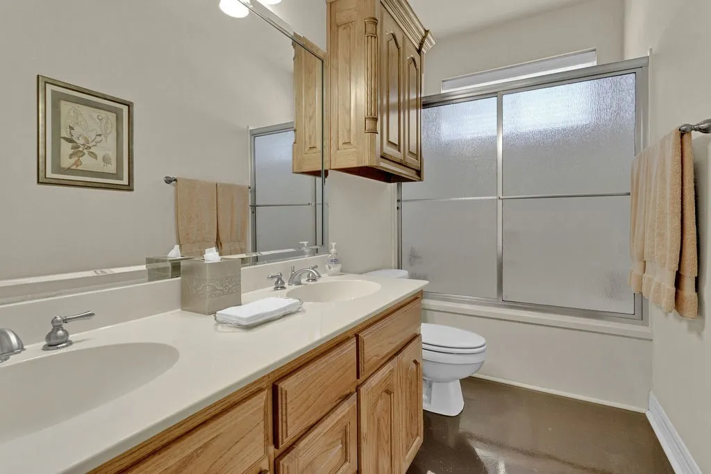 Single Family Residence For Sale in Smith County , 209 Clubview, Hideaway, Texas 75771, 3 Bedroom, 4 Bathroom, 2 Garage spaces, 3,100 Sqft, built in 2002, mls#21398617, Real Estate Agent in Hideaway, Homes For Sale in Smith county, Homes For Sale in Hideaway, Realtor in Hideaway Texas, Real Estate Brokerage Independent Realty Texas, Luminita Cordes Realtor