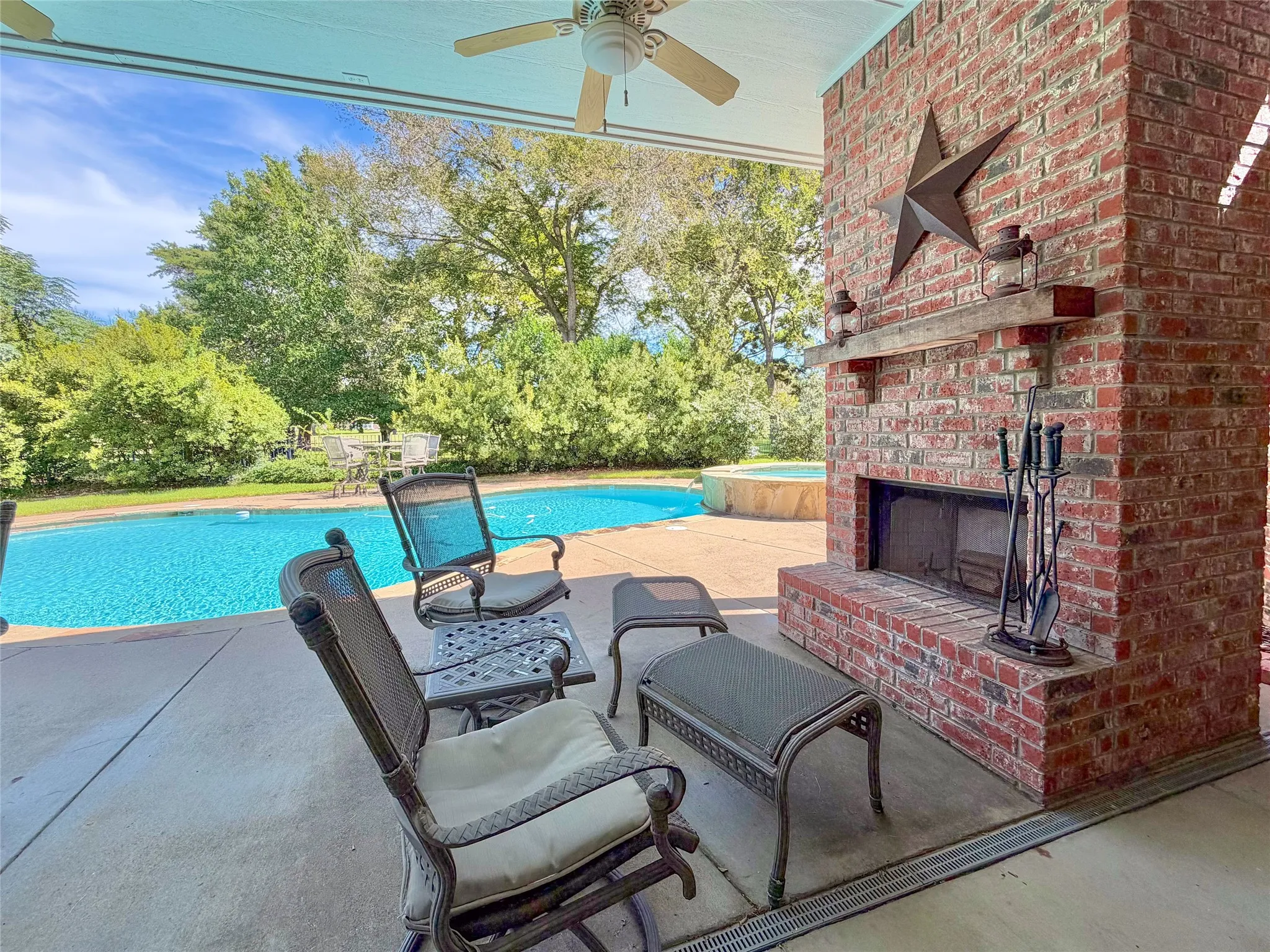Single Family Residence For Sale in Smith County , 209 Clubview, Hideaway, Texas 75771, 3 Bedroom, 4 Bathroom, 2 Garage spaces, 3,100 Sqft, built in 2002, mls#21398617, Real Estate Agent in Hideaway, Homes For Sale in Smith county, Homes For Sale in Hideaway, Realtor in Hideaway Texas, Real Estate Brokerage Independent Realty Texas, Luminita Cordes Realtor