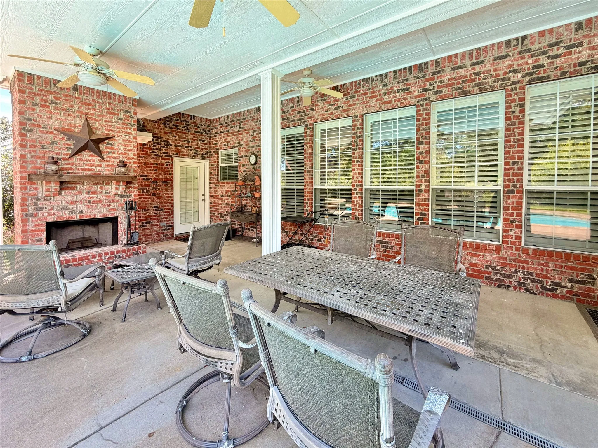 Single Family Residence For Sale in Smith County , 209 Clubview, Hideaway, Texas 75771, 3 Bedroom, 4 Bathroom, 2 Garage spaces, 3,100 Sqft, built in 2002, mls#21398617, Real Estate Agent in Hideaway, Homes For Sale in Smith county, Homes For Sale in Hideaway, Realtor in Hideaway Texas, Real Estate Brokerage Independent Realty Texas, Luminita Cordes Realtor