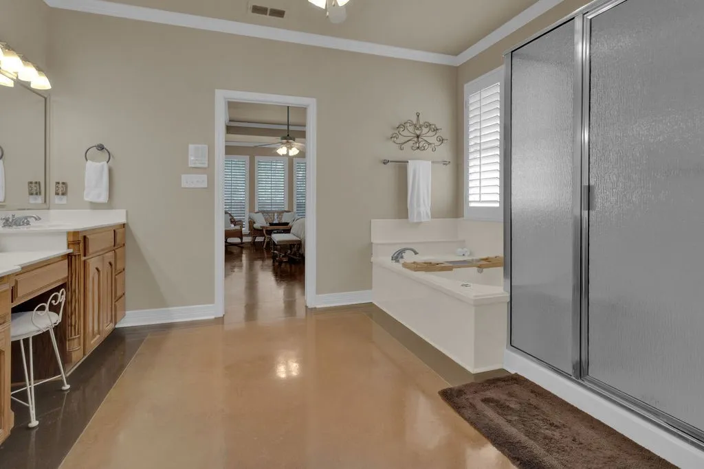 Single Family Residence For Sale in Smith County , 209 Clubview, Hideaway, Texas 75771, 3 Bedroom, 4 Bathroom, 2 Garage spaces, 3,100 Sqft, built in 2002, mls#21398617, Real Estate Agent in Hideaway, Homes For Sale in Smith county, Homes For Sale in Hideaway, Realtor in Hideaway Texas, Real Estate Brokerage Independent Realty Texas, Luminita Cordes Realtor
