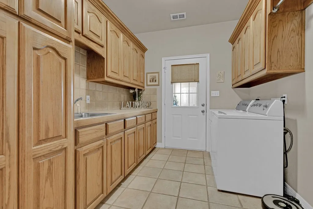 Single Family Residence For Sale in Smith County , 209 Clubview, Hideaway, Texas 75771, 3 Bedroom, 4 Bathroom, 2 Garage spaces, 3,100 Sqft, built in 2002, mls#21398617, Real Estate Agent in Hideaway, Homes For Sale in Smith county, Homes For Sale in Hideaway, Realtor in Hideaway Texas, Real Estate Brokerage Independent Realty Texas, Luminita Cordes Realtor