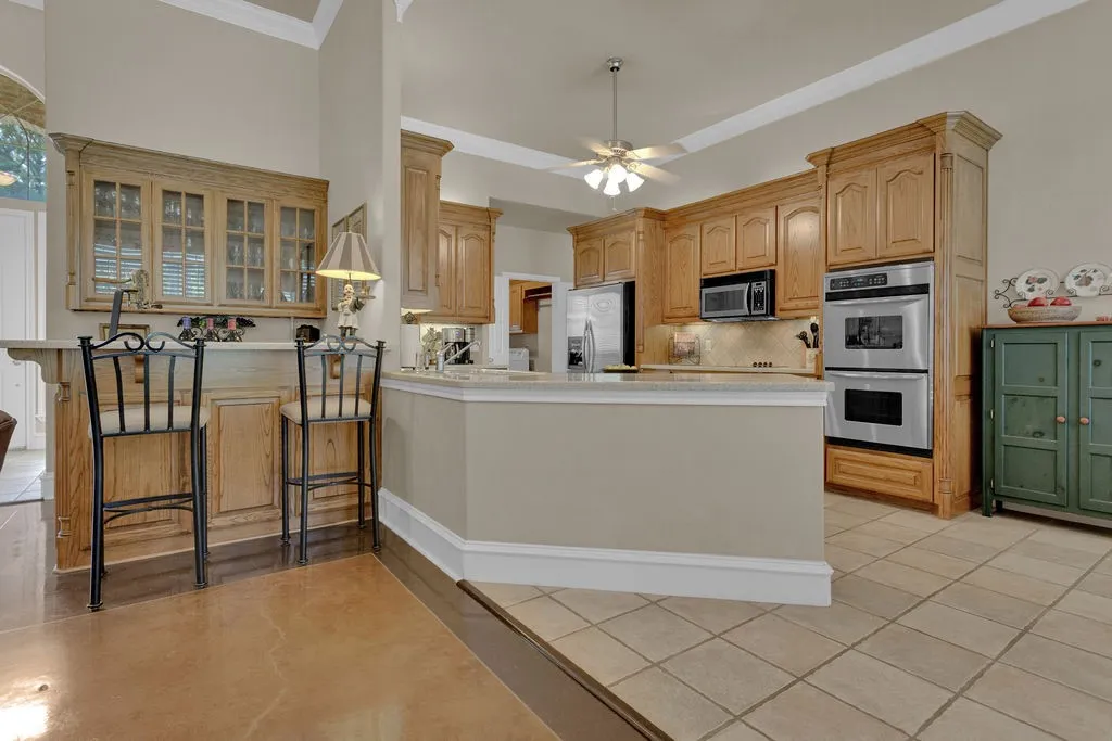Single Family Residence For Sale in Smith County , 209 Clubview, Hideaway, Texas 75771, 3 Bedroom, 4 Bathroom, 2 Garage spaces, 3,100 Sqft, built in 2002, mls#21398617, Real Estate Agent in Hideaway, Homes For Sale in Smith county, Homes For Sale in Hideaway, Realtor in Hideaway Texas, Real Estate Brokerage Independent Realty Texas, Luminita Cordes Realtor