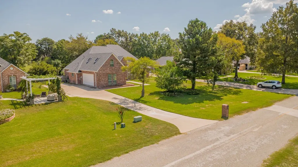 Single Family Residence For Sale in Smith County , 209 Clubview, Hideaway, Texas 75771, 3 Bedroom, 4 Bathroom, 2 Garage spaces, 3,100 Sqft, built in 2002, mls#21398617, Real Estate Agent in Hideaway, Homes For Sale in Smith county, Homes For Sale in Hideaway, Realtor in Hideaway Texas, Real Estate Brokerage Independent Realty Texas, Luminita Cordes Realtor