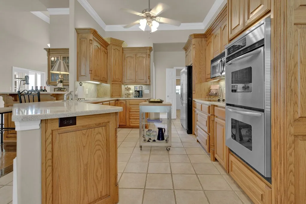 Single Family Residence For Sale in Smith County , 209 Clubview, Hideaway, Texas 75771, 3 Bedroom, 4 Bathroom, 2 Garage spaces, 3,100 Sqft, built in 2002, mls#21398617, Real Estate Agent in Hideaway, Homes For Sale in Smith county, Homes For Sale in Hideaway, Realtor in Hideaway Texas, Real Estate Brokerage Independent Realty Texas, Luminita Cordes Realtor