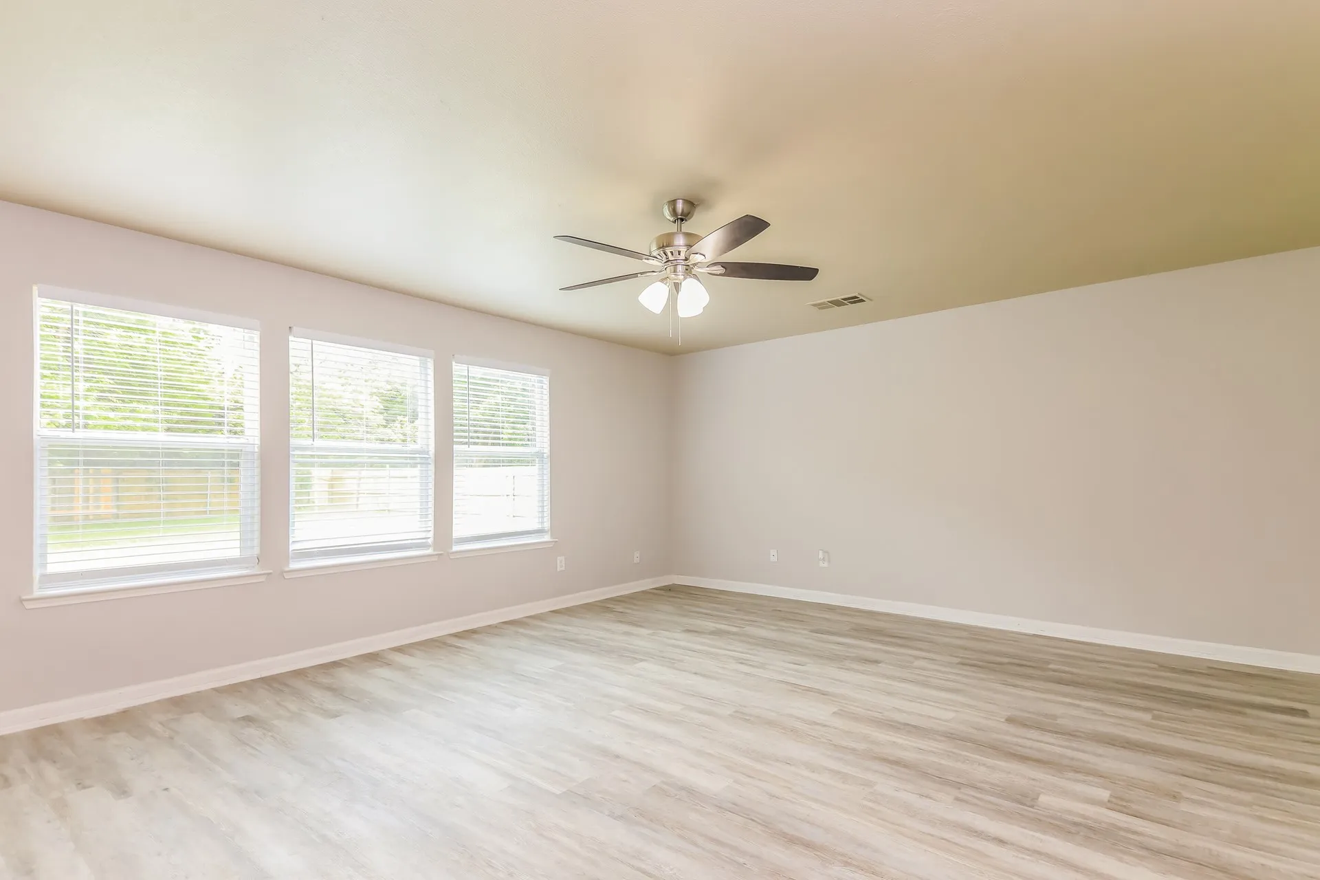 Single Family Residence For Rent in Rockwall County , 3605 Smoketree, Rockwall, Texas 75032, 3 Bedroom, 3 Bathroom, 2 Garage spaces, 2,204 Sqft, built in 2002, mls#21398683, Real Estate Agent in Rockwall, Homes For Rent in Rockwall county, Homes For Rent in Rockwall, Realtor in Rockwall Texas, Real Estate Brokerage Independent Realty Texas, Luminita Cordes Realtor