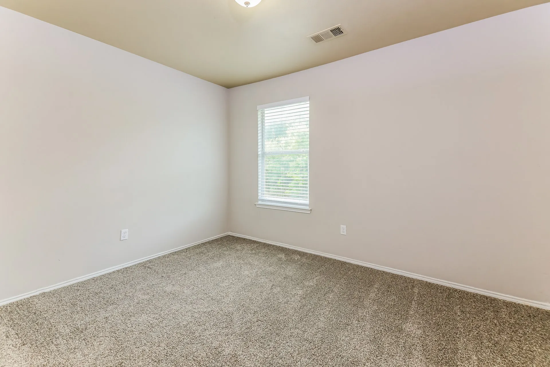 Single Family Residence For Rent in Rockwall County , 3605 Smoketree, Rockwall, Texas 75032, 3 Bedroom, 3 Bathroom, 2 Garage spaces, 2,204 Sqft, built in 2002, mls#21398683, Real Estate Agent in Rockwall, Homes For Rent in Rockwall county, Homes For Rent in Rockwall, Realtor in Rockwall Texas, Real Estate Brokerage Independent Realty Texas, Luminita Cordes Realtor