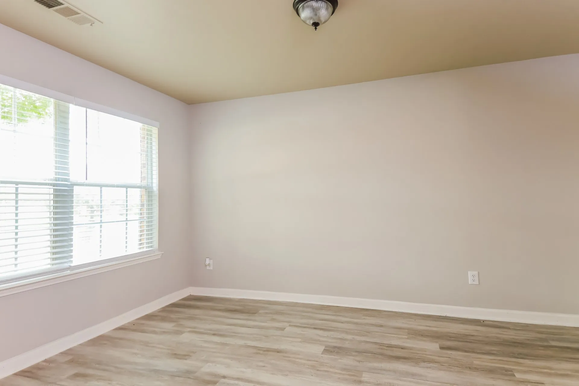 Single Family Residence For Rent in Rockwall County , 3605 Smoketree, Rockwall, Texas 75032, 3 Bedroom, 3 Bathroom, 2 Garage spaces, 2,204 Sqft, built in 2002, mls#21398683, Real Estate Agent in Rockwall, Homes For Rent in Rockwall county, Homes For Rent in Rockwall, Realtor in Rockwall Texas, Real Estate Brokerage Independent Realty Texas, Luminita Cordes Realtor