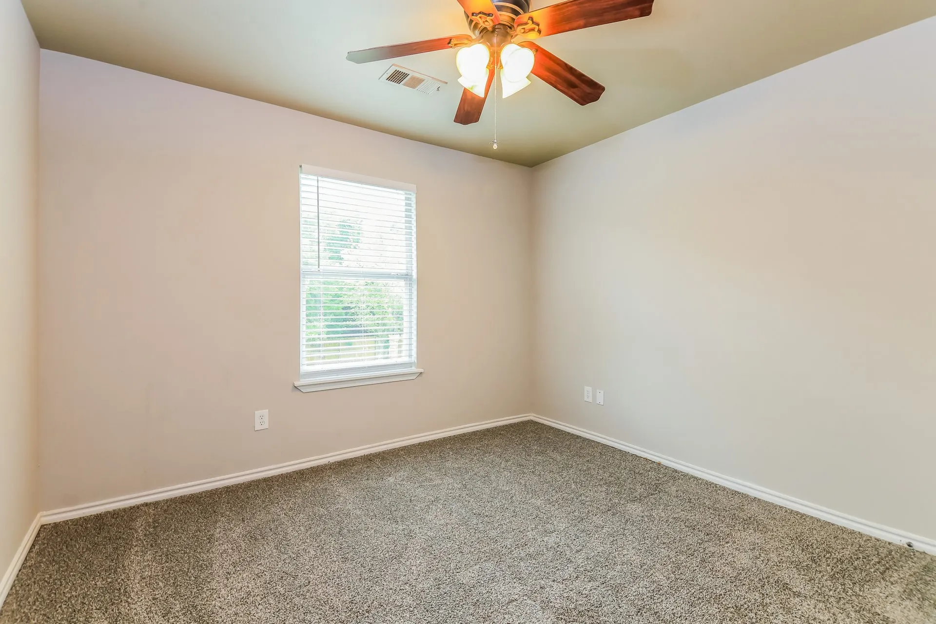 Single Family Residence For Rent in Rockwall County , 3605 Smoketree, Rockwall, Texas 75032, 3 Bedroom, 3 Bathroom, 2 Garage spaces, 2,204 Sqft, built in 2002, mls#21398683, Real Estate Agent in Rockwall, Homes For Rent in Rockwall county, Homes For Rent in Rockwall, Realtor in Rockwall Texas, Real Estate Brokerage Independent Realty Texas, Luminita Cordes Realtor