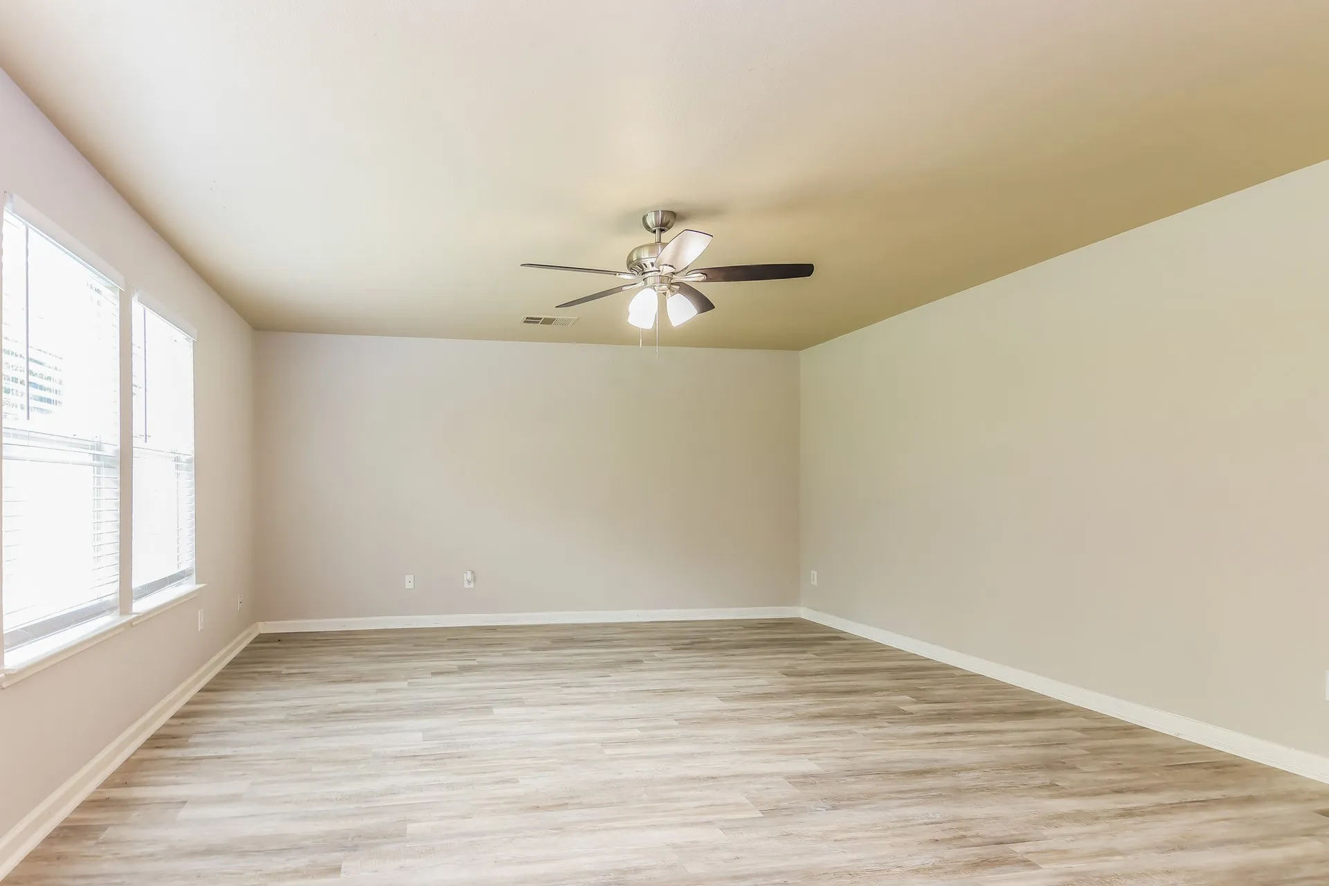 Single Family Residence For Rent in Rockwall County , 3605 Smoketree, Rockwall, Texas 75032, 3 Bedroom, 3 Bathroom, 2 Garage spaces, 2,204 Sqft, built in 2002, mls#21398683, Real Estate Agent in Rockwall, Homes For Rent in Rockwall county, Homes For Rent in Rockwall, Realtor in Rockwall Texas, Real Estate Brokerage Independent Realty Texas, Luminita Cordes Realtor