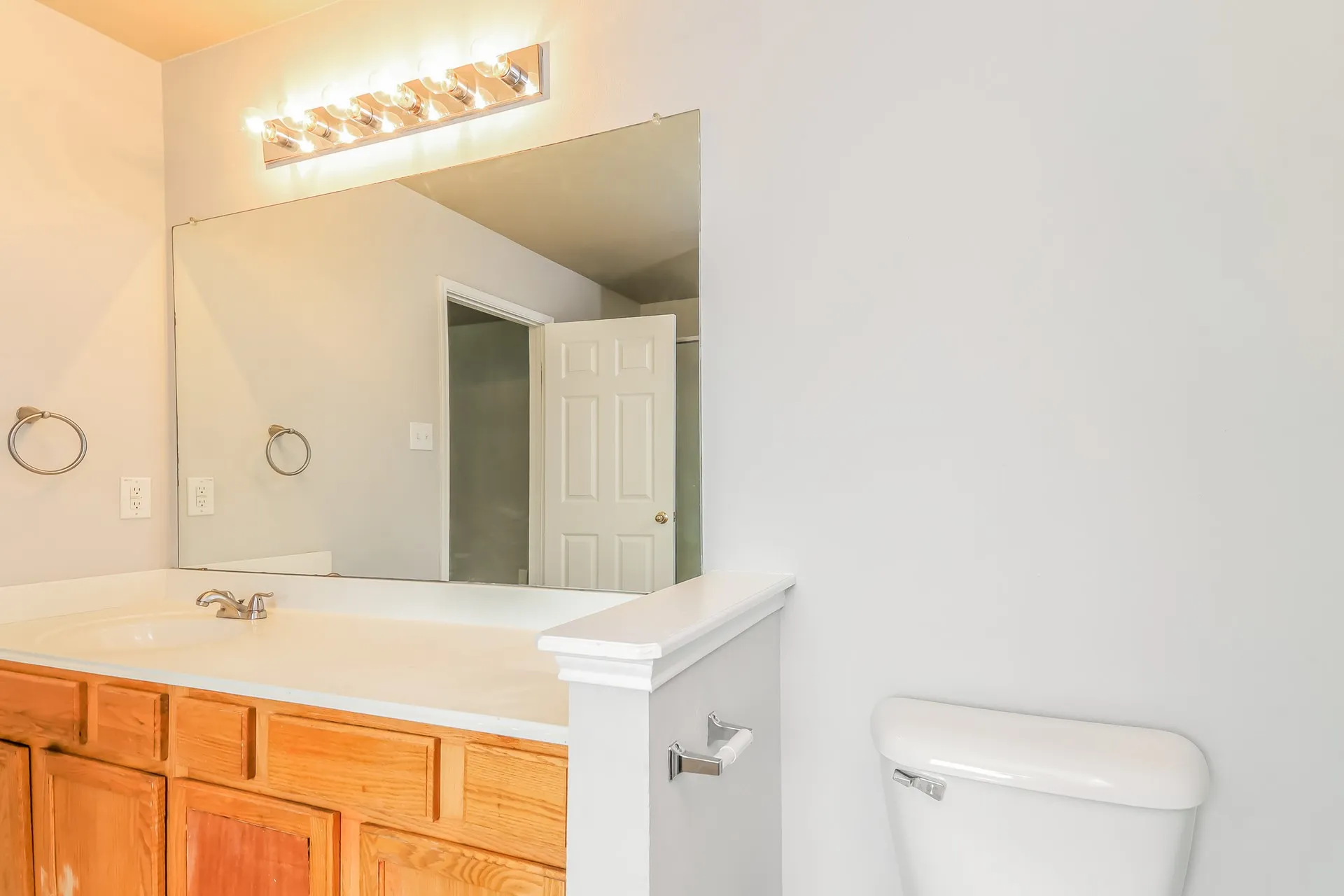 Single Family Residence For Rent in Rockwall County , 3605 Smoketree, Rockwall, Texas 75032, 3 Bedroom, 3 Bathroom, 2 Garage spaces, 2,204 Sqft, built in 2002, mls#21398683, Real Estate Agent in Rockwall, Homes For Rent in Rockwall county, Homes For Rent in Rockwall, Realtor in Rockwall Texas, Real Estate Brokerage Independent Realty Texas, Luminita Cordes Realtor