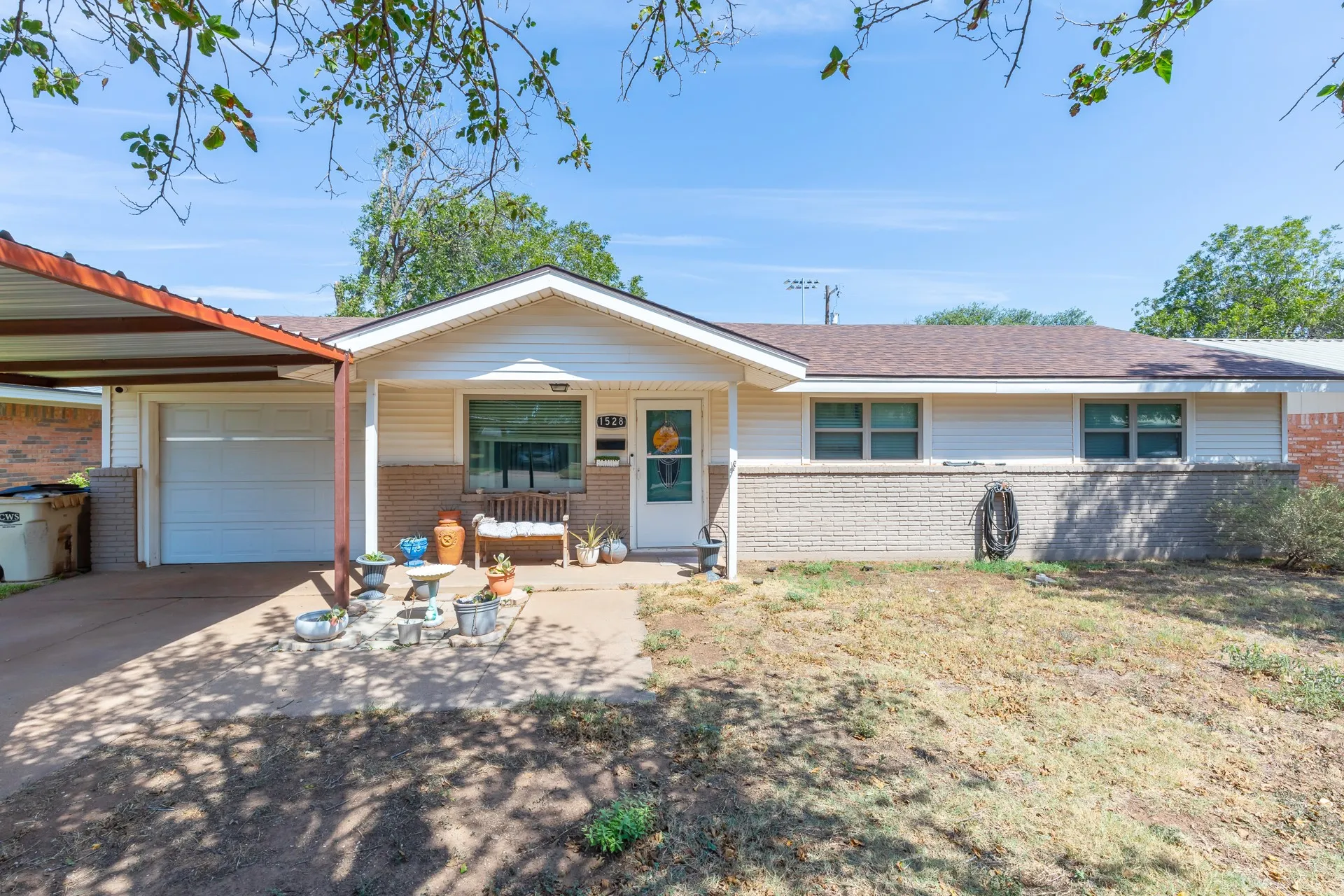 Single Family Residence For Sale in Taylor County , 1528 Sunset Street, Merkel, Texas 79536, 3 Bedroom, 2 Bathroom, 1 Garage spaces, 1,066 Sqft, built in 1964, mls#21398511, Real Estate Agent in Merkel, Homes For Sale in Taylor county, Homes For Sale in Merkel, Realtor in Merkel Texas, Real Estate Brokerage Independent Realty Texas, Luminita Cordes Realtor