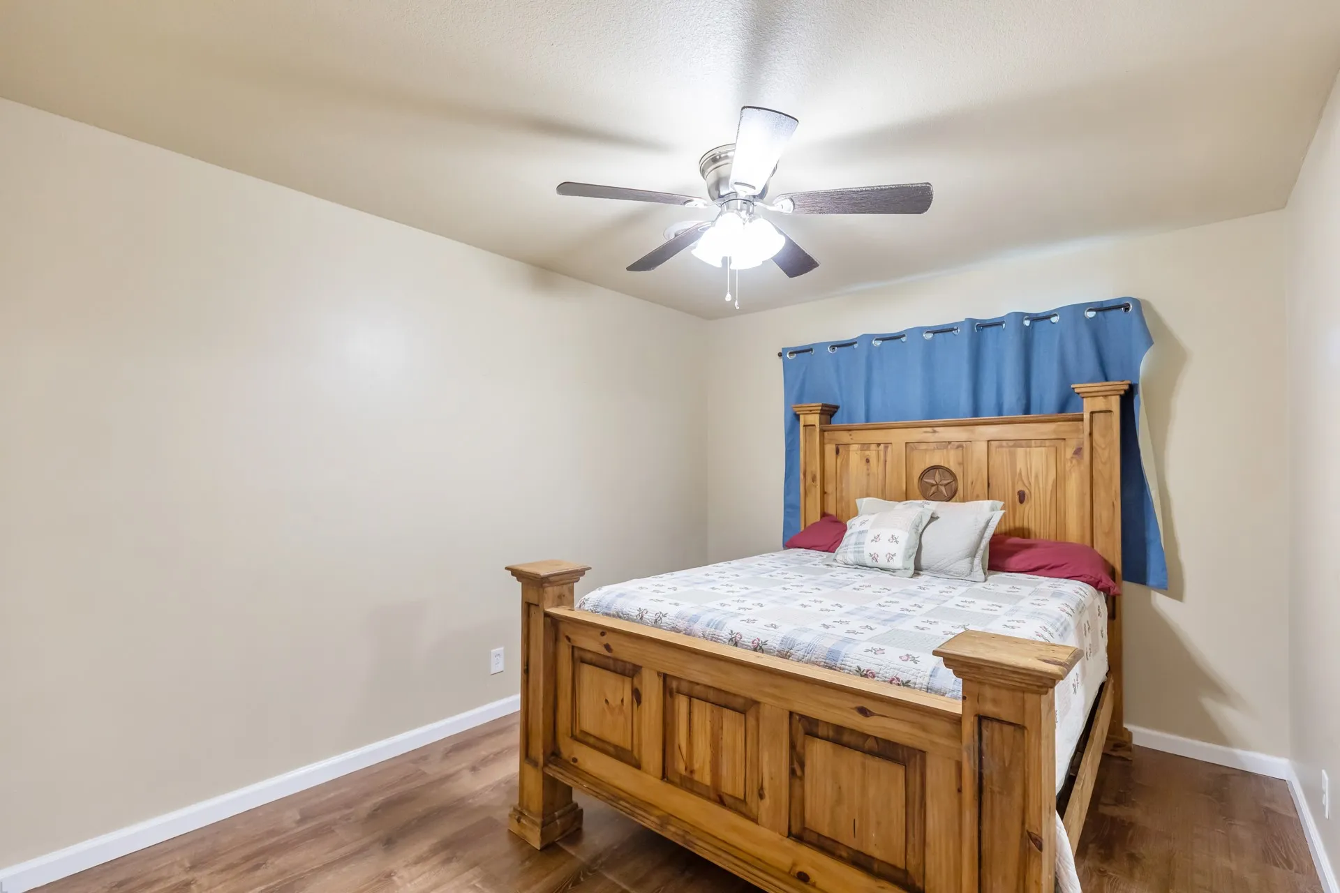 Wood-finish flooring with neutral wall paint