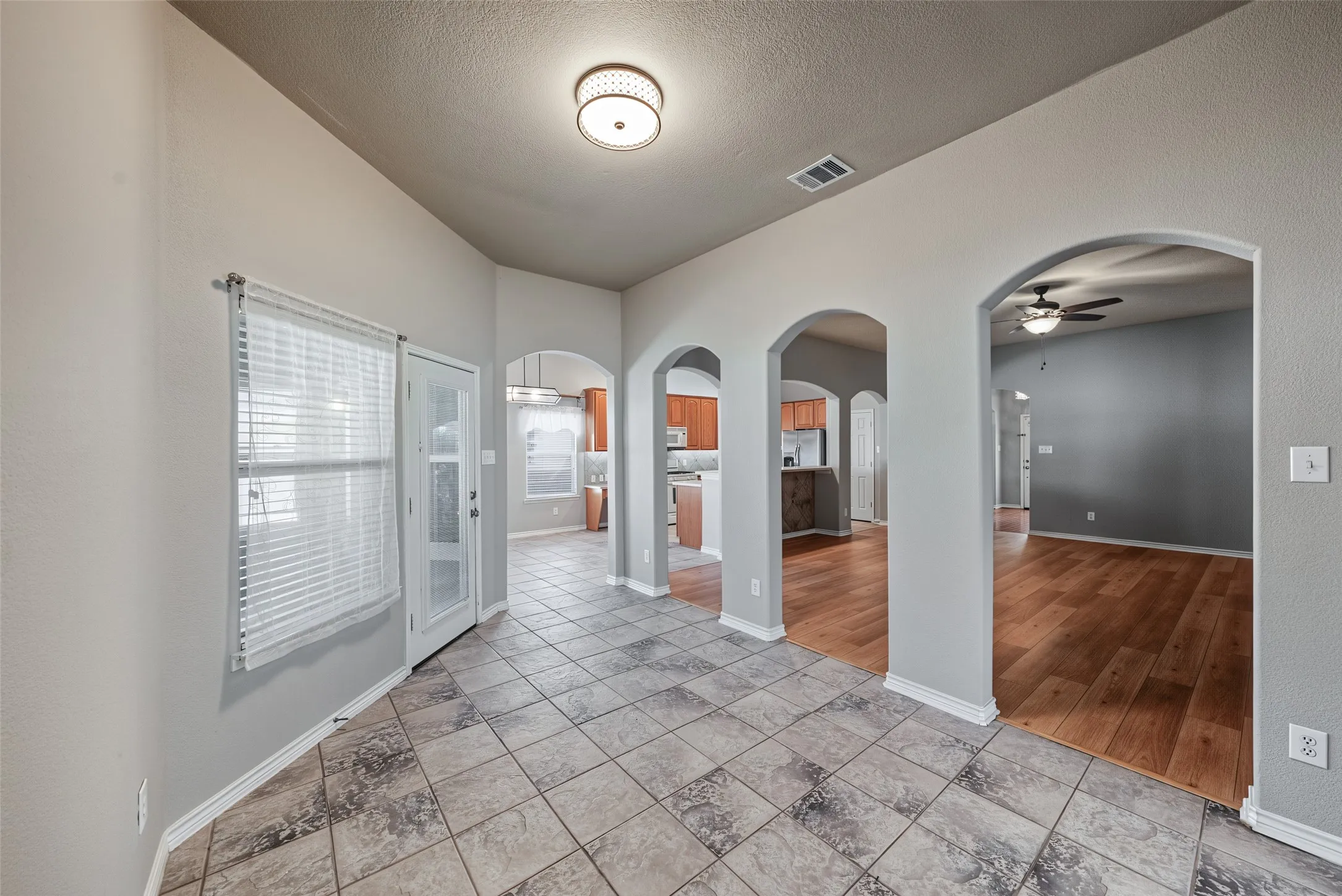 Single Family Residence For Sale in Denton County , 1009 Greenview Lane, Savannah, Texas 76227, 3 Bedroom, 2 Bathroom, 2 Garage spaces, 2,379 Sqft, built in 2005, mls#21398205, Real Estate Agent in Savannah, Homes For Sale in Denton county, Homes For Sale in Savannah, Realtor in Savannah Texas, Real Estate Brokerage Independent Realty Texas, Luminita Cordes Realtor