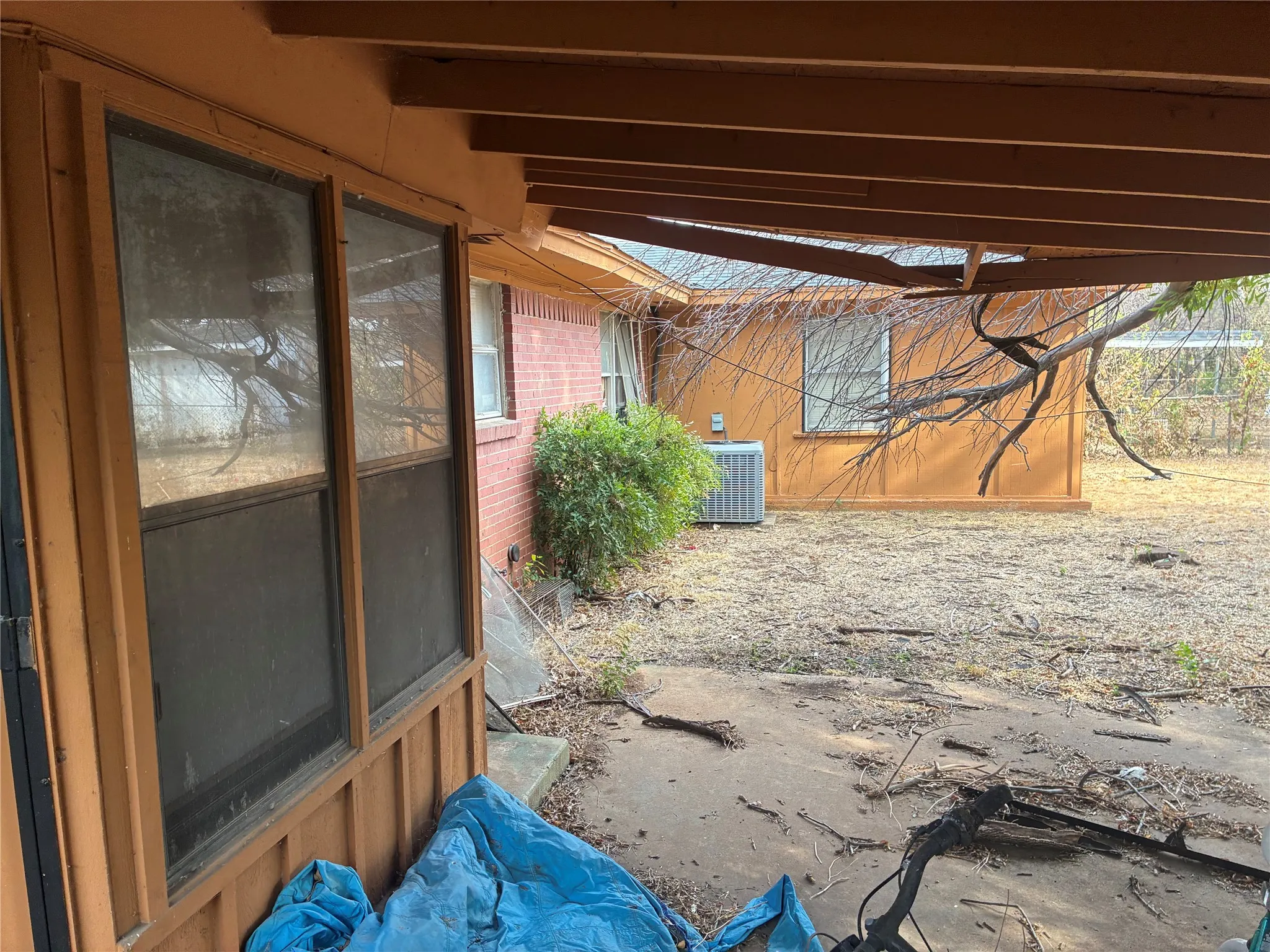 Single Family Residence For Sale in Tarrant County , 1424 Cloverdale Drive, Fort Worth, Texas 76134, 4 Bedroom, 2 Bathroom, 2 Garage spaces, 1,816 Sqft, built in 1957, mls#21398018, Real Estate Agent in Fort Worth, Homes For Sale in Tarrant county, Homes For Sale in Fort Worth, Realtor in Fort Worth Texas, Real Estate Brokerage Independent Realty Texas, Luminita Cordes Realtor