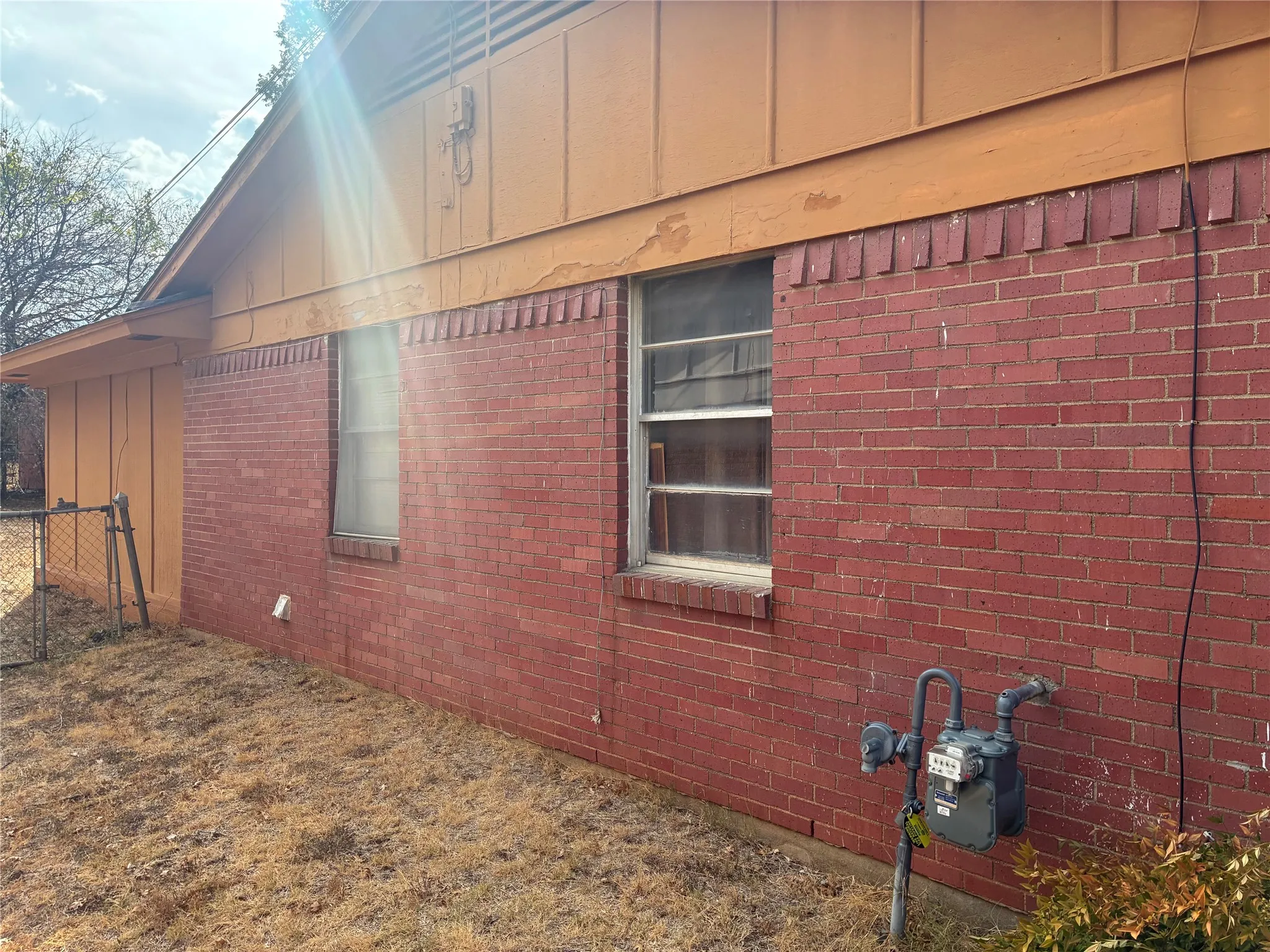 Single Family Residence For Sale in Tarrant County , 1424 Cloverdale Drive, Fort Worth, Texas 76134, 4 Bedroom, 2 Bathroom, 2 Garage spaces, 1,816 Sqft, built in 1957, mls#21398018, Real Estate Agent in Fort Worth, Homes For Sale in Tarrant county, Homes For Sale in Fort Worth, Realtor in Fort Worth Texas, Real Estate Brokerage Independent Realty Texas, Luminita Cordes Realtor
