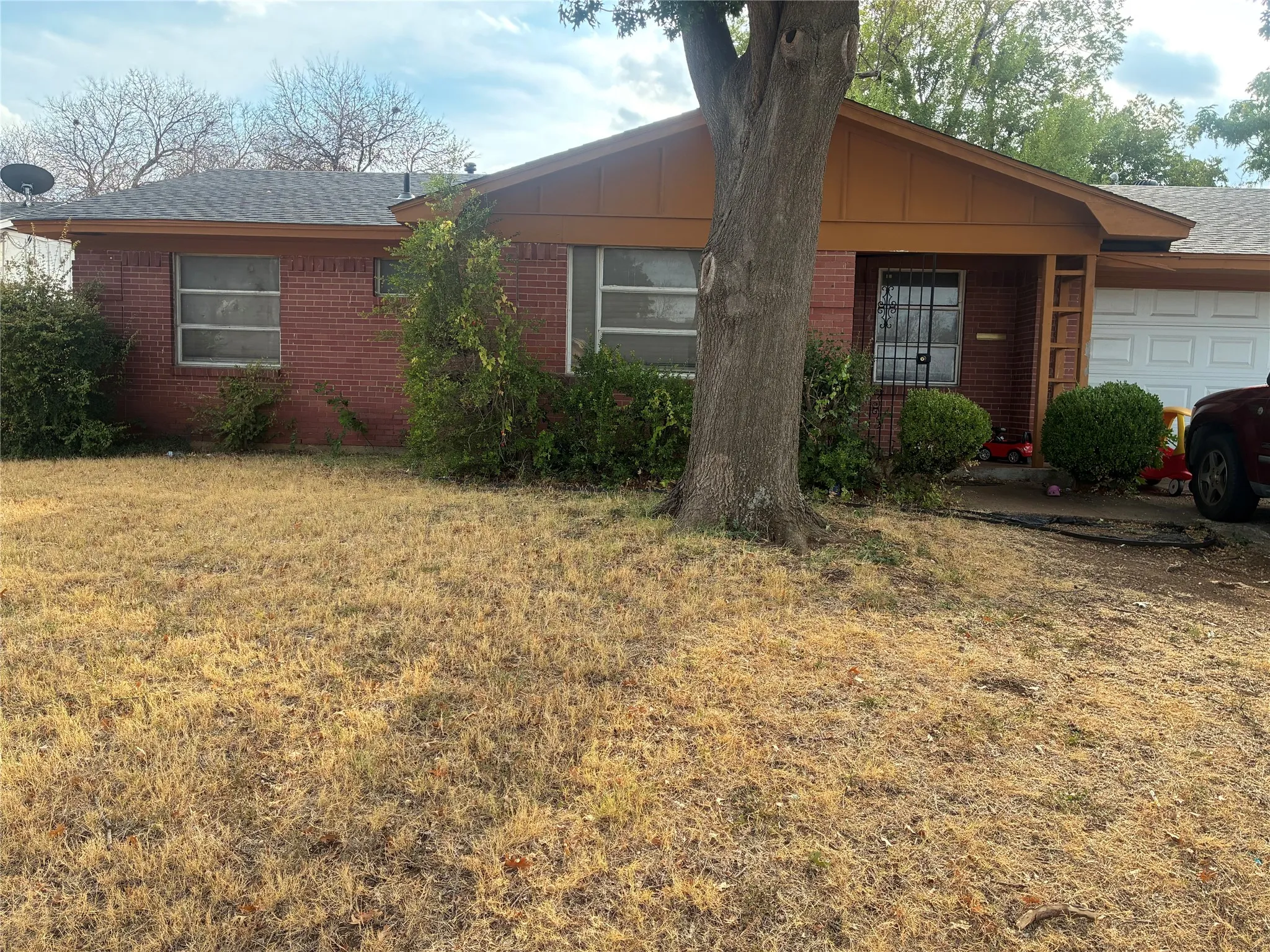 Single Family Residence For Sale in Tarrant County , 1424 Cloverdale Drive, Fort Worth, Texas 76134, 4 Bedroom, 2 Bathroom, 2 Garage spaces, 1,816 Sqft, built in 1957, mls#21398018, Real Estate Agent in Fort Worth, Homes For Sale in Tarrant county, Homes For Sale in Fort Worth, Realtor in Fort Worth Texas, Real Estate Brokerage Independent Realty Texas, Luminita Cordes Realtor