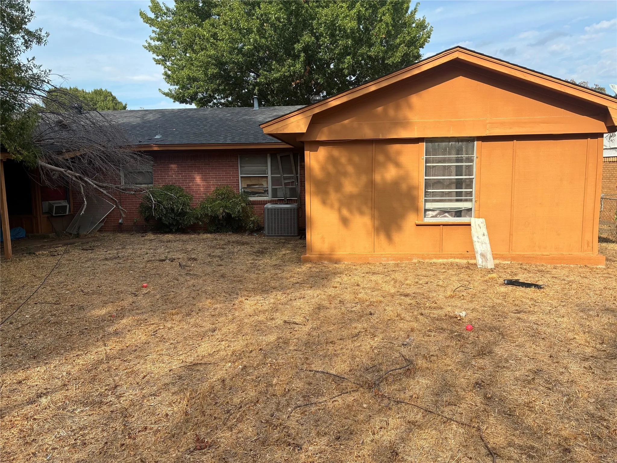Single Family Residence For Sale in Tarrant County , 1424 Cloverdale Drive, Fort Worth, Texas 76134, 4 Bedroom, 2 Bathroom, 2 Garage spaces, 1,816 Sqft, built in 1957, mls#21398018, Real Estate Agent in Fort Worth, Homes For Sale in Tarrant county, Homes For Sale in Fort Worth, Realtor in Fort Worth Texas, Real Estate Brokerage Independent Realty Texas, Luminita Cordes Realtor